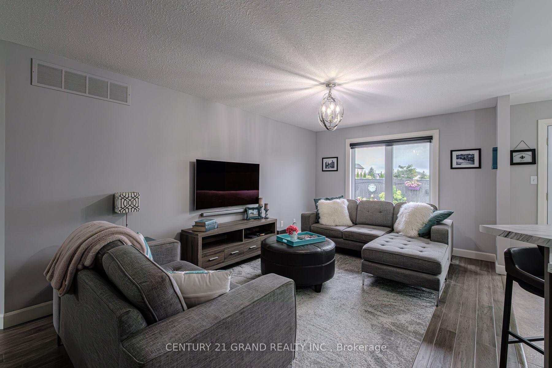 Photo 17 of 31 Irongate Drive, Brant, Paris — HOMEH