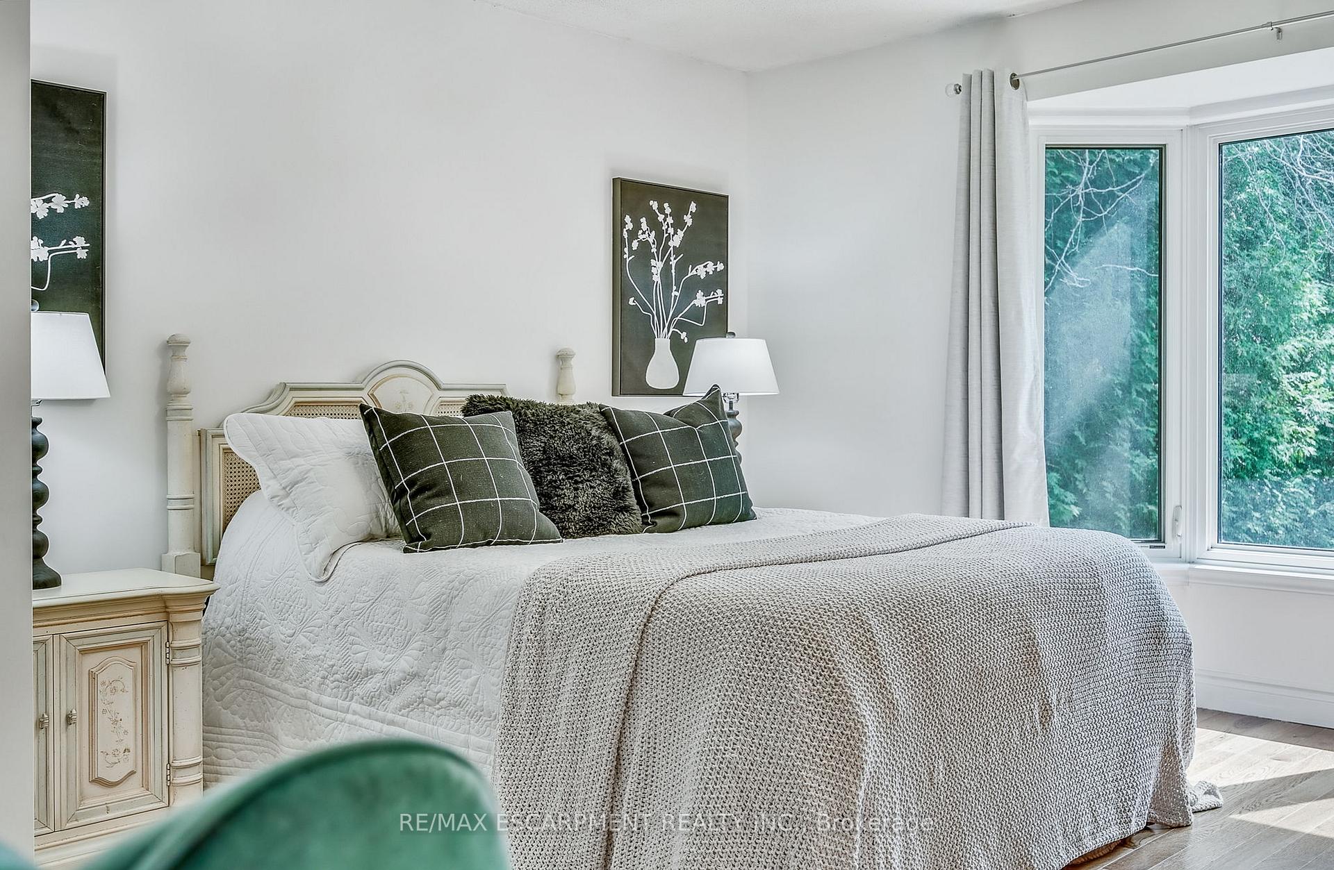 Photo 2 of 2174 Bader Crescent, Burlington, Brant Hills — HOMEH