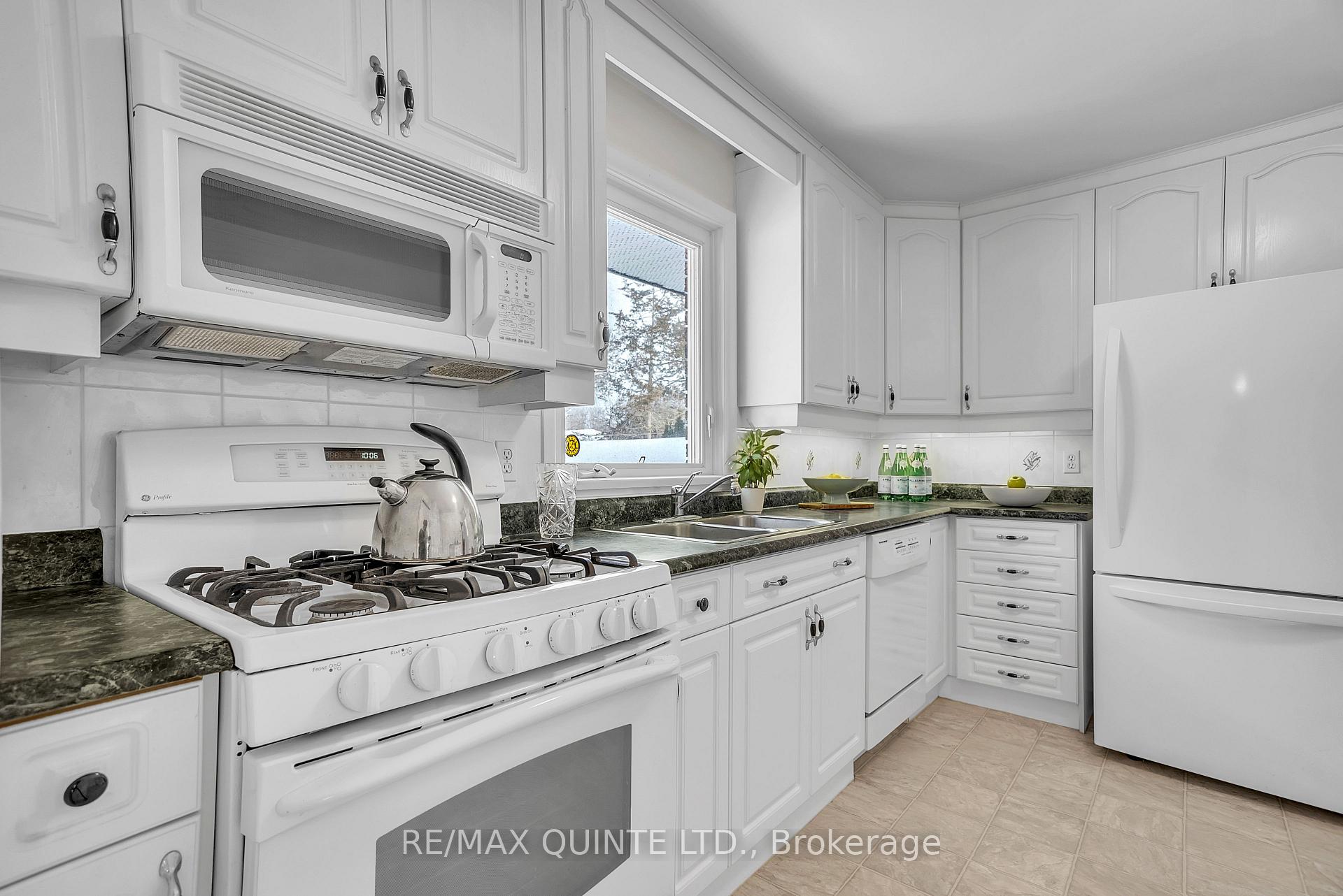 Photo 16 of 10 Sunset Drive, Belleville, Belleville Ward — HOMEH