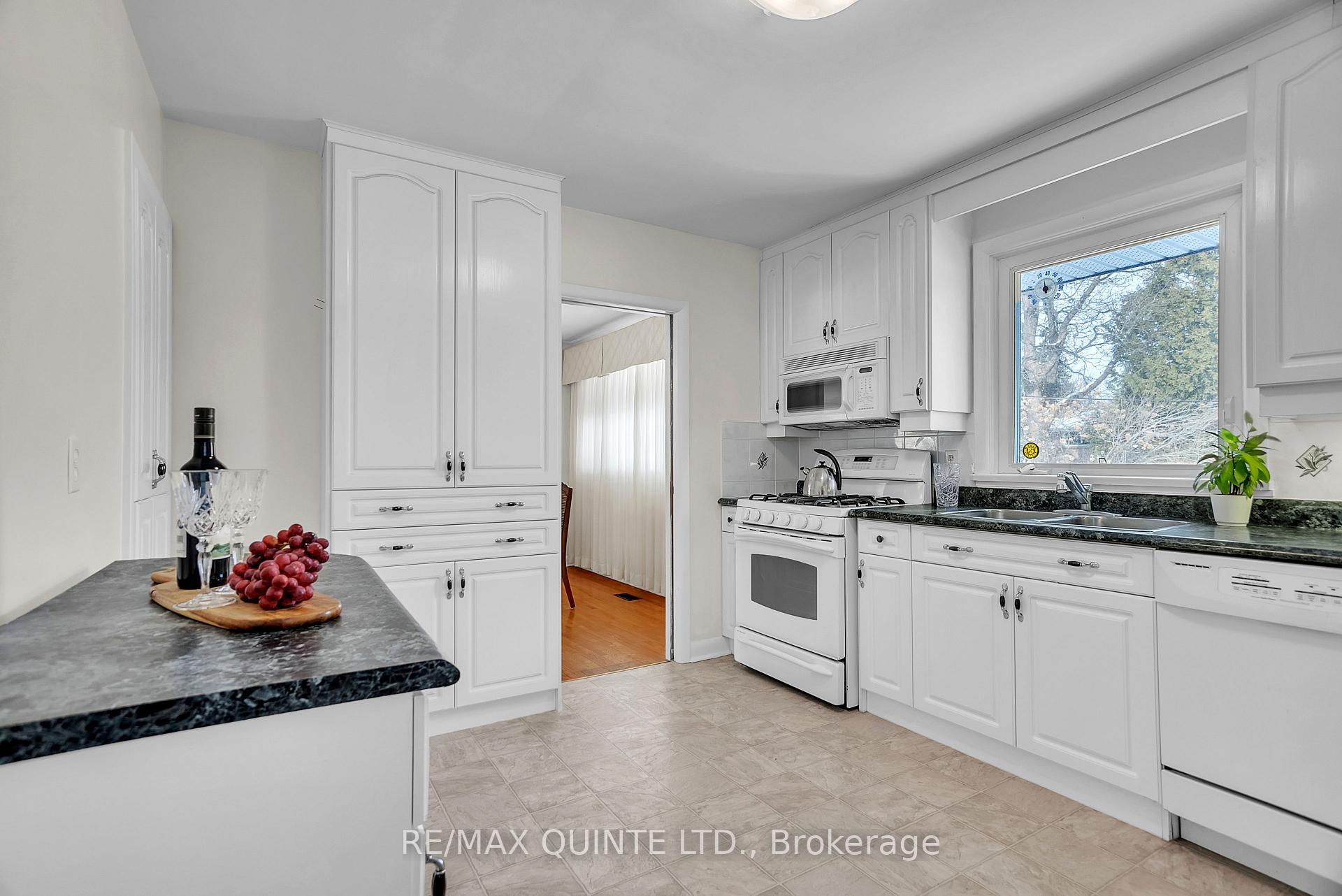 Photo 17 of 10 Sunset Drive, Belleville, Belleville Ward — HOMEH