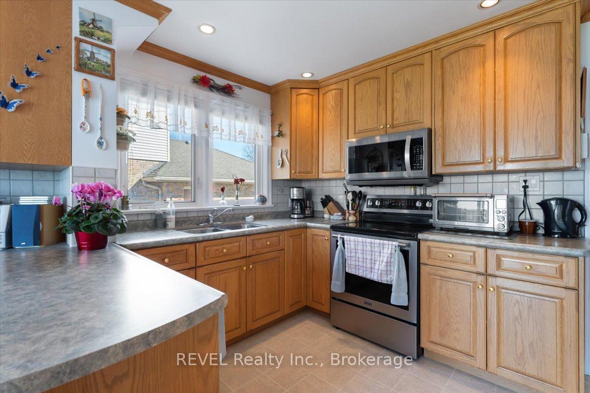 Photo 11 of 20 Lakeside Drive, Grimsby, Grimsby Beach — HOMEH