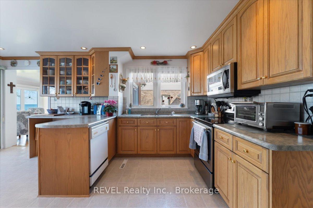 Photo 13 of 20 Lakeside Drive, Grimsby, Grimsby Beach — HOMEH