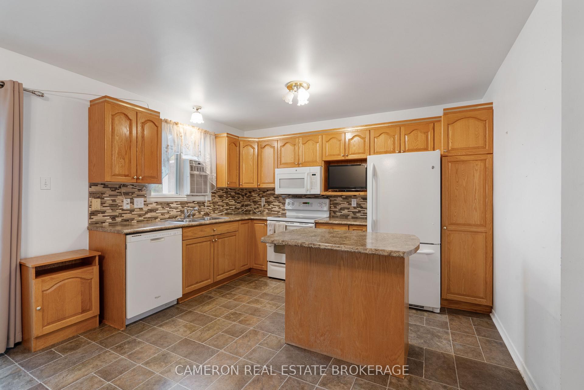 Photo 5 of 2318 Emily Crescent, Cornwall — HOMEH