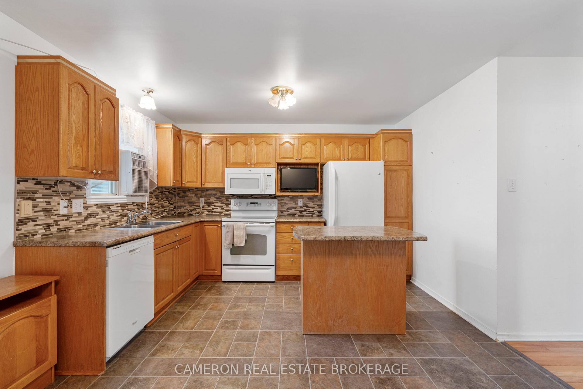 Photo 6 of 2318 Emily Crescent, Cornwall — HOMEH
