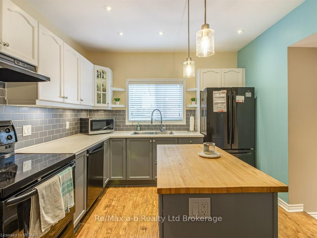 Photo 3 of 8 Queen Street, Brant — HOMEH