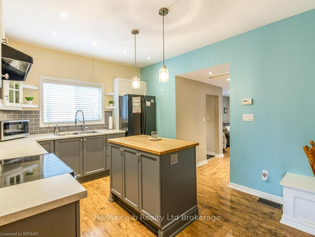 Photo 4 of 8 Queen Street, Brant — HOMEH