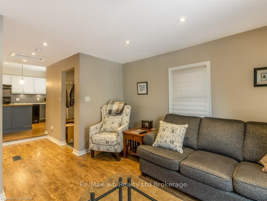 Photo 8 of 8 Queen Street, Brant — HOMEH