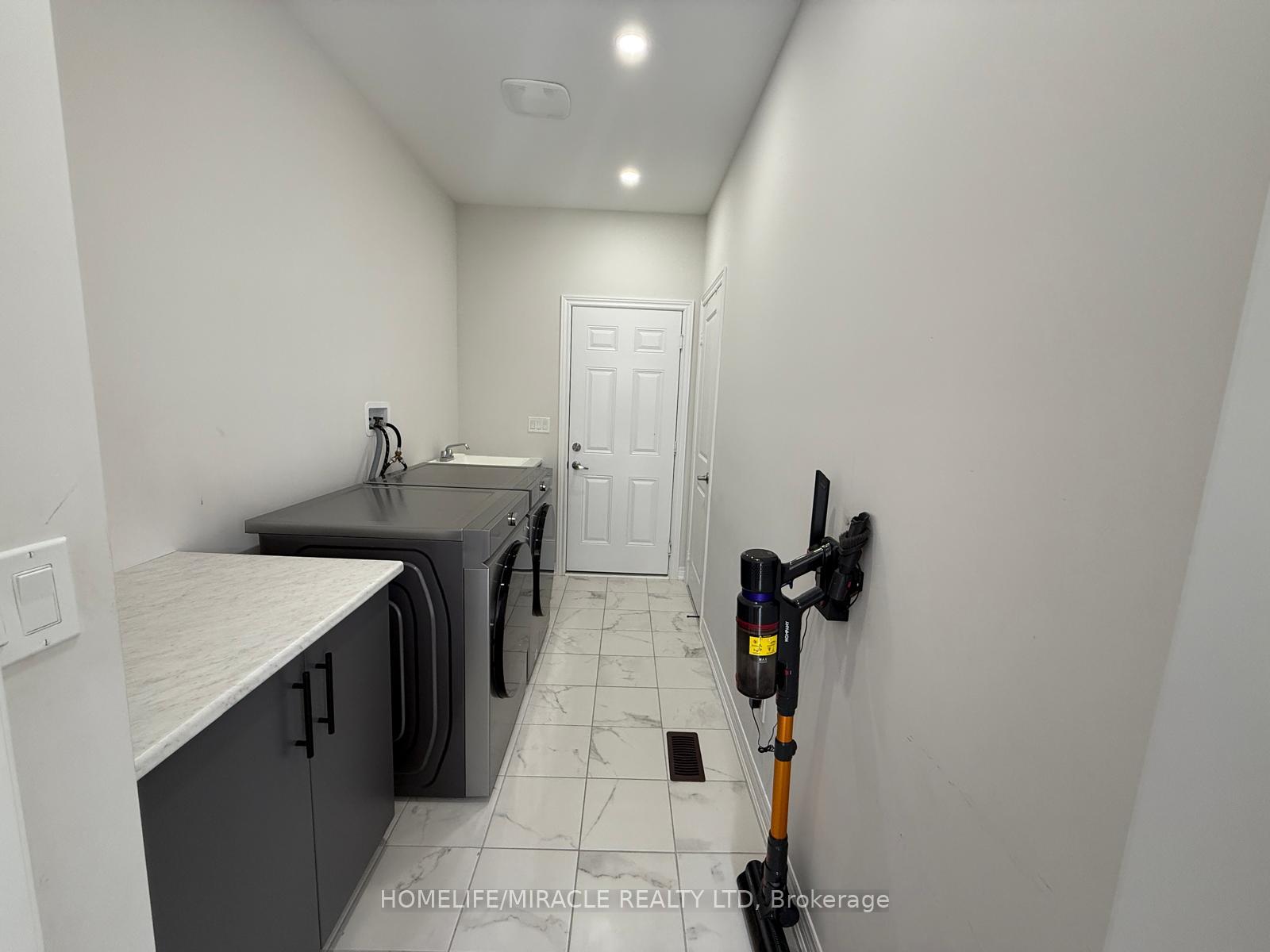 Photo 15 of 20 Ainslie Hill Crescent, Georgina, Sutton & Jackson's Point — HOMEH