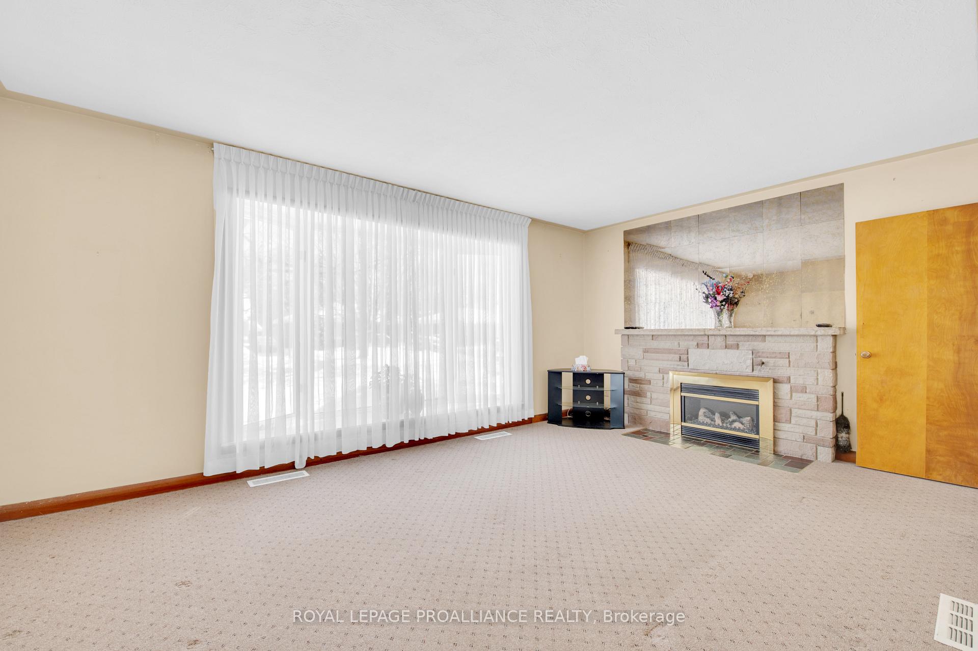 Photo 8 of 67 Elizabeth Crescent, Belleville, Belleville Ward — HOMEH
