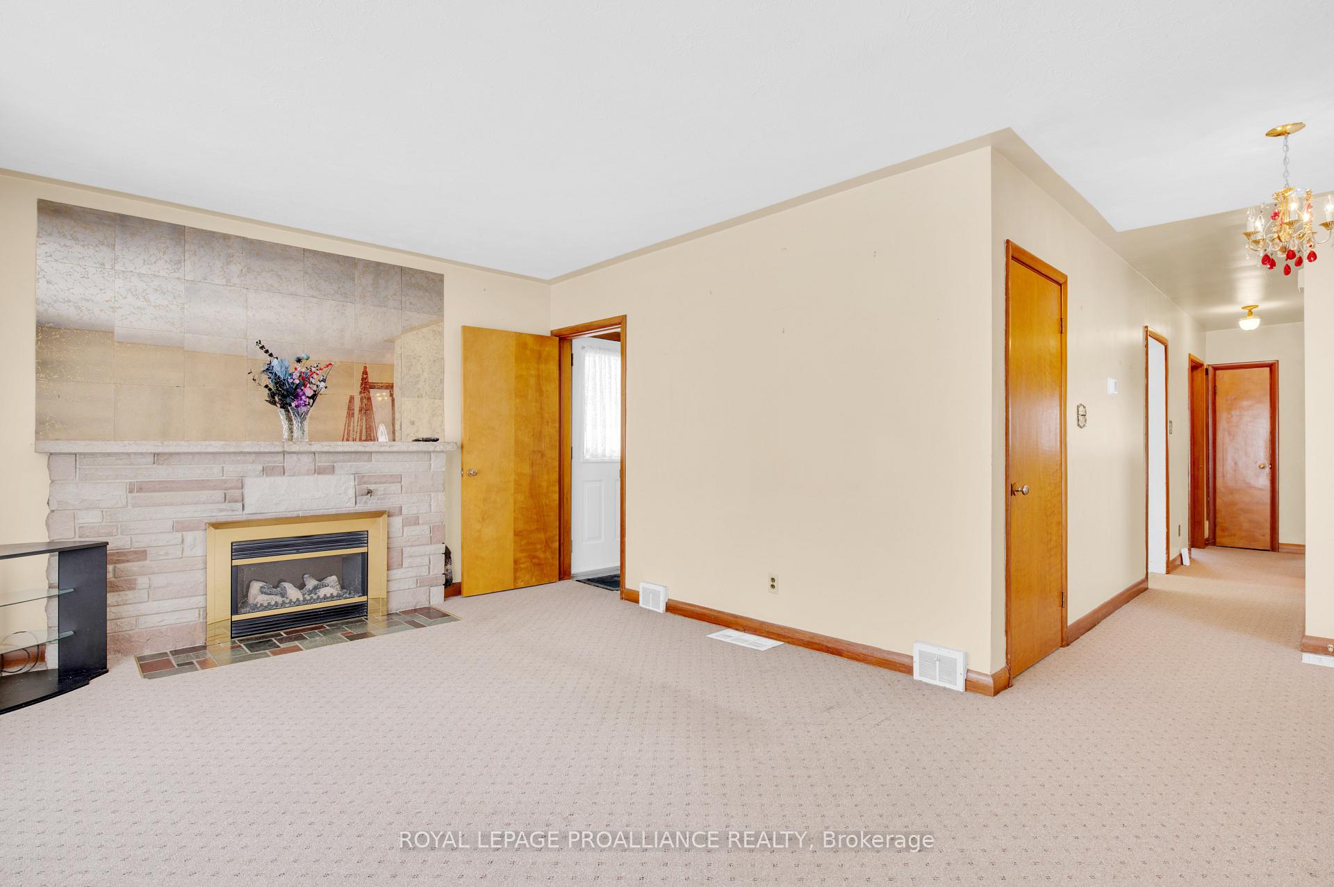 Photo 9 of 67 Elizabeth Crescent, Belleville, Belleville Ward — HOMEH