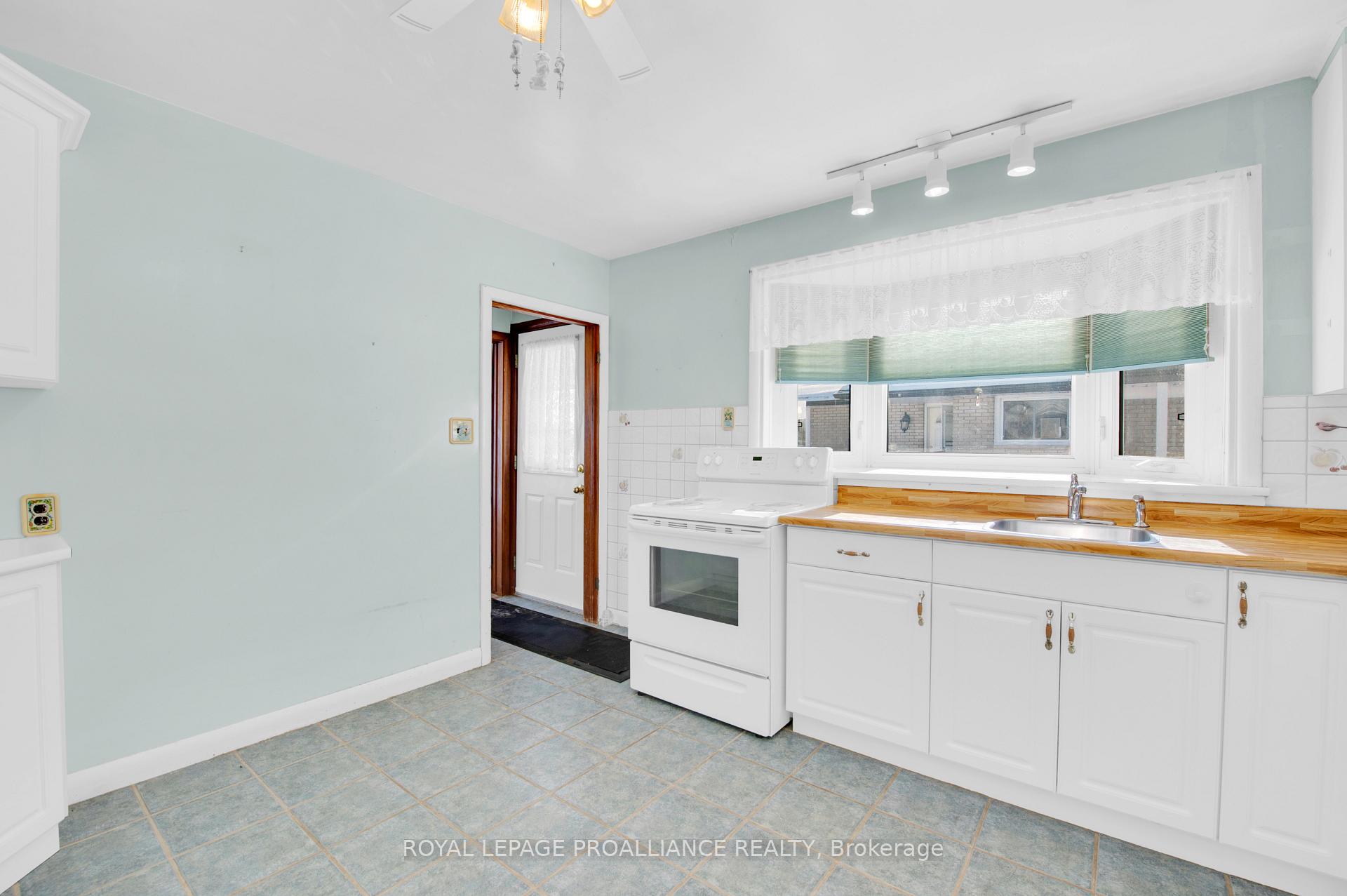 Photo 11 of 67 Elizabeth Crescent, Belleville, Belleville Ward — HOMEH