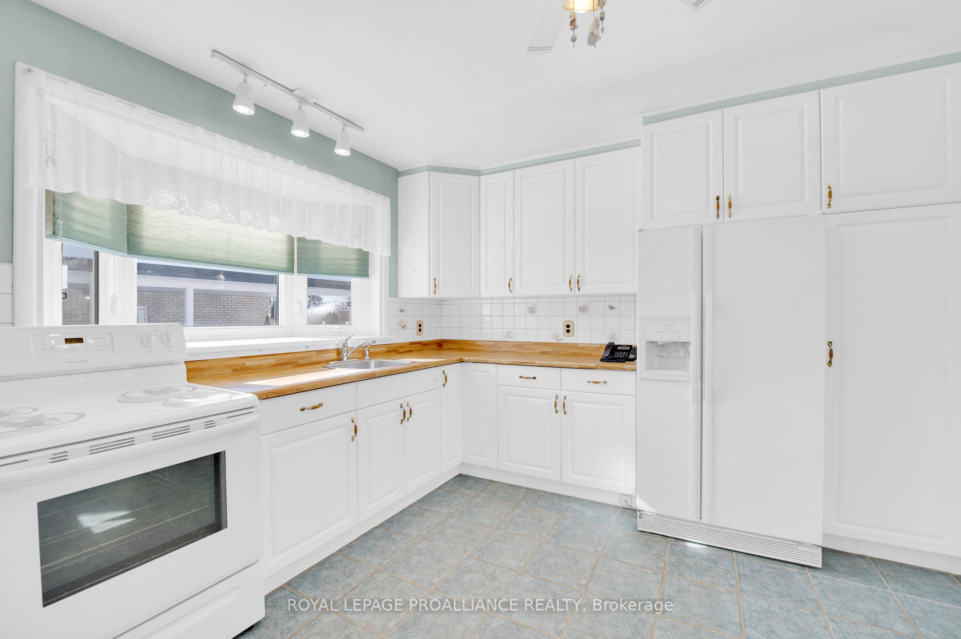 Photo 13 of 67 Elizabeth Crescent, Belleville, Belleville Ward — HOMEH