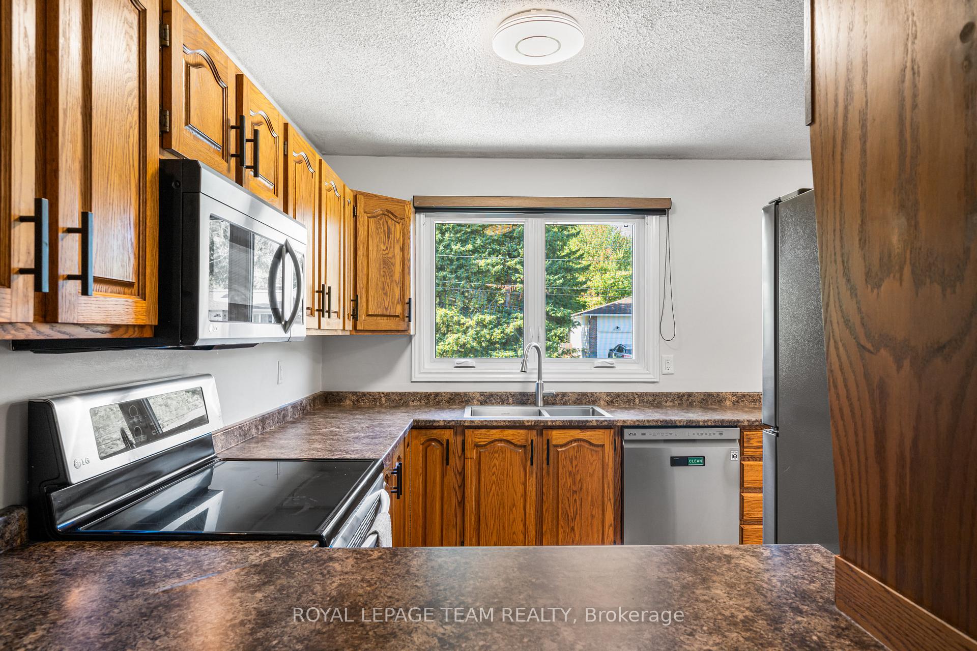 Photo 15 of 6521 Jack Pine Crescent, Ottawa, Greely — HOMEH