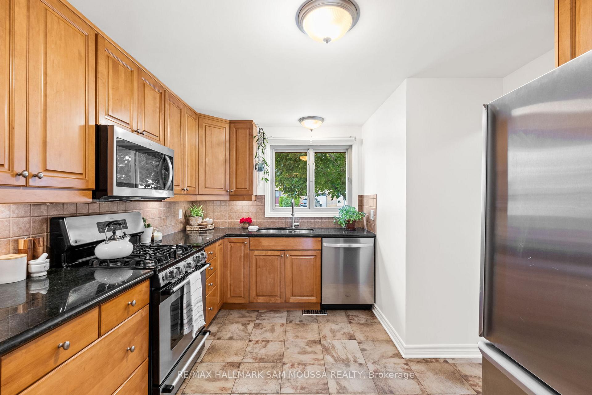 Photo 8 of 19 Berkshire Way, Ottawa, Barrhaven - Pheasant Run — HOMEH