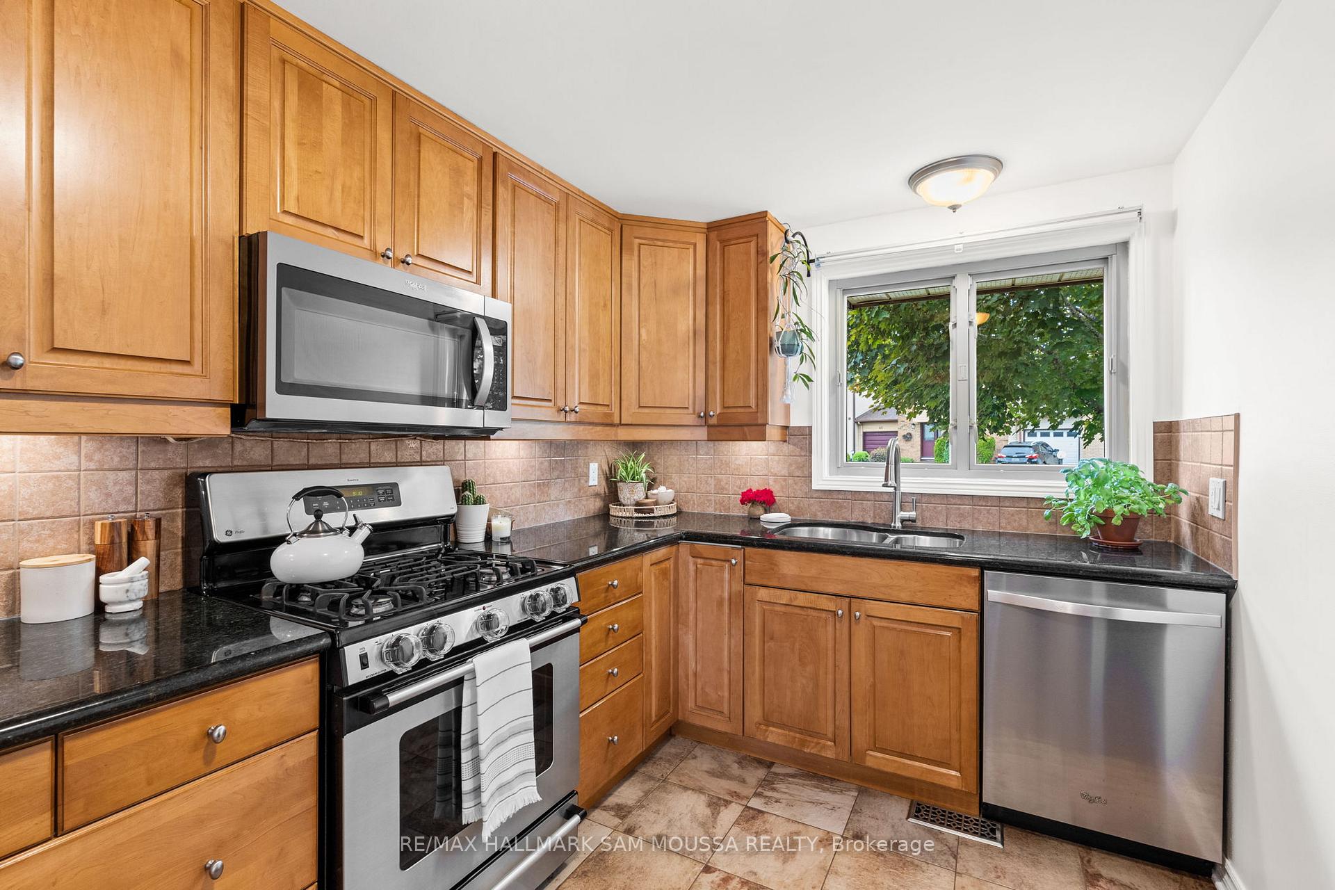 Photo 9 of 19 Berkshire Way, Ottawa, Barrhaven - Pheasant Run — HOMEH