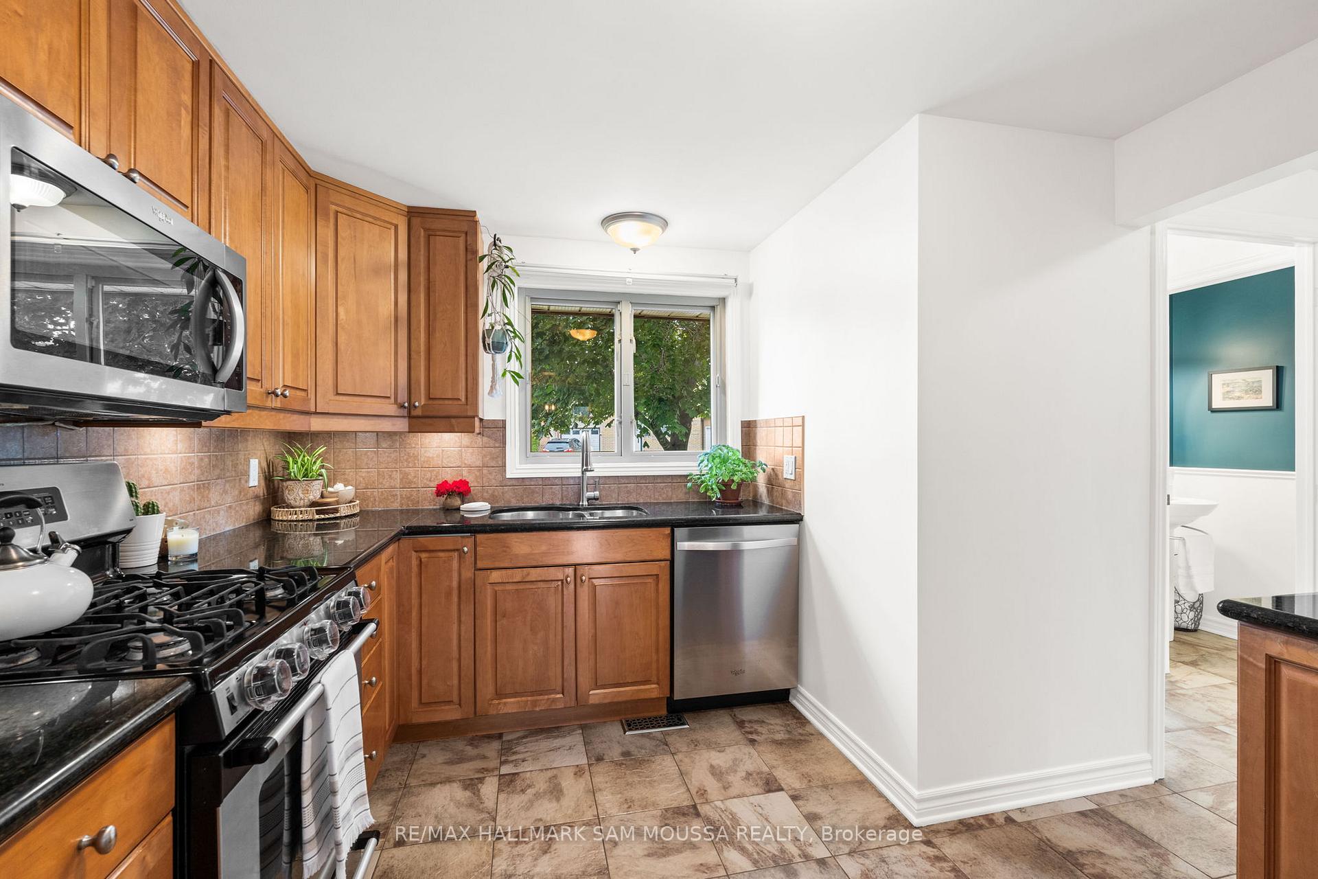 Photo 12 of 19 Berkshire Way, Ottawa, Barrhaven - Pheasant Run — HOMEH