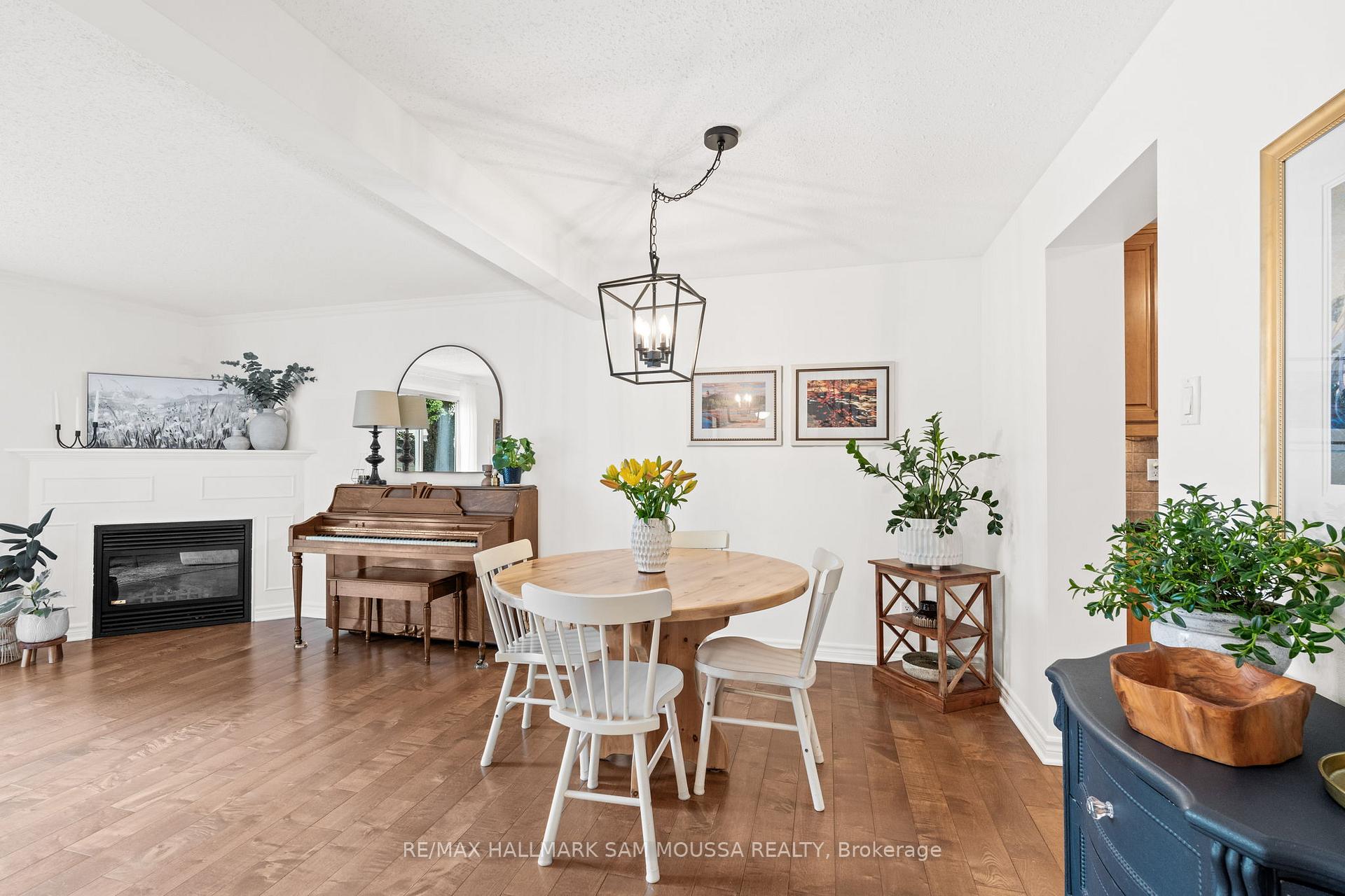 Photo 13 of 19 Berkshire Way, Ottawa, Barrhaven - Pheasant Run — HOMEH