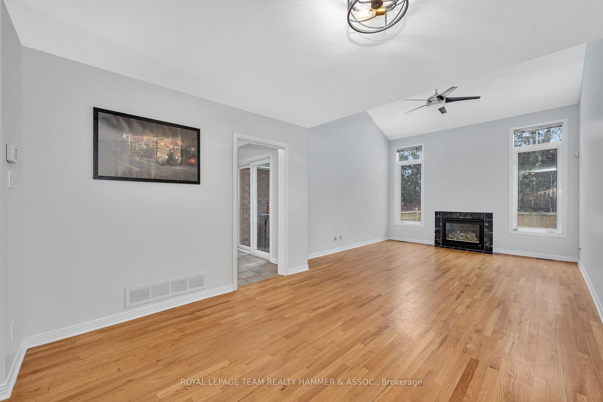Photo 5 of 558 Wild Shore Crescent, Ottawa, Riverside South/Gloucester Glen — HOMEH