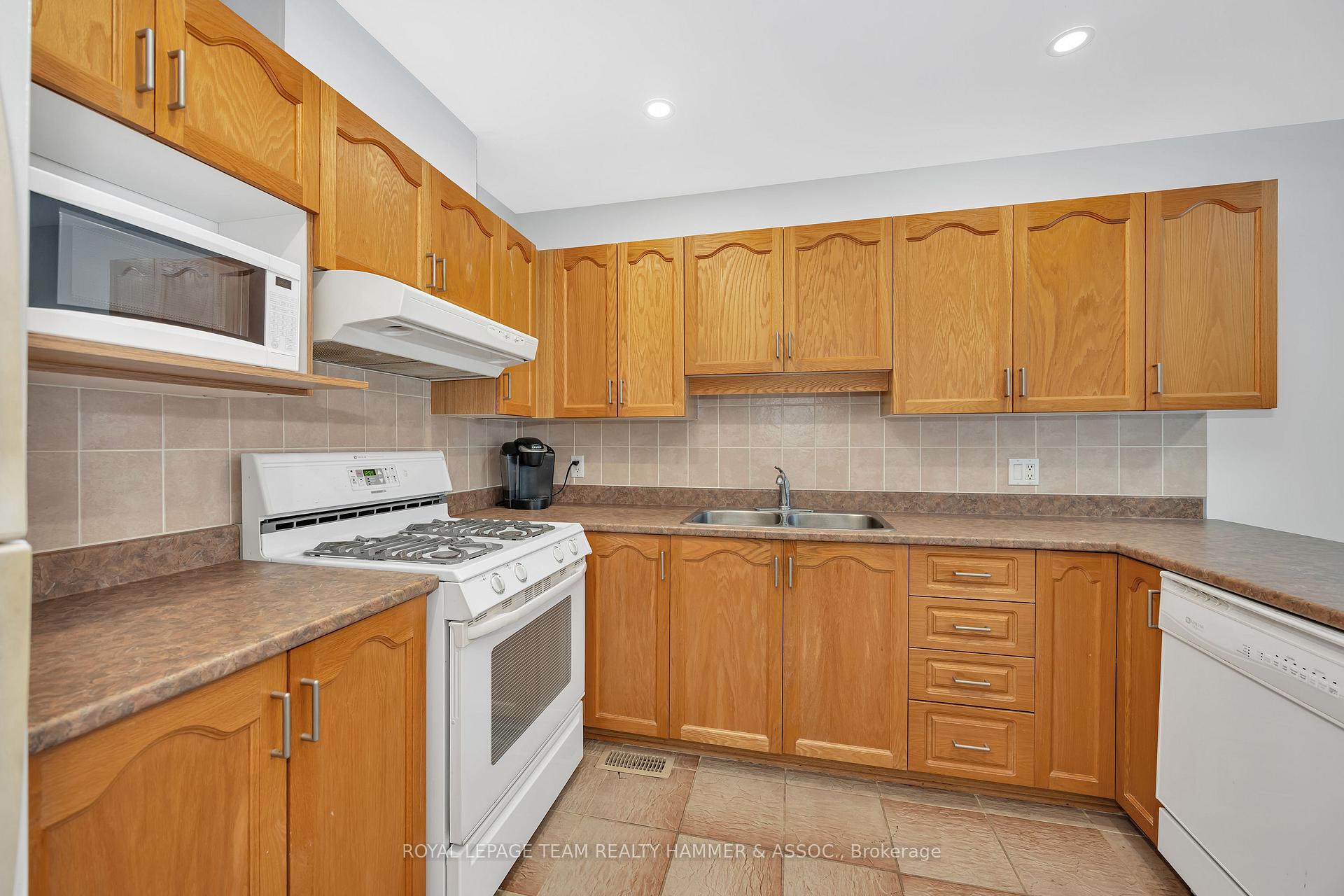 Photo 10 of 558 Wild Shore Crescent, Ottawa, Riverside South/Gloucester Glen — HOMEH