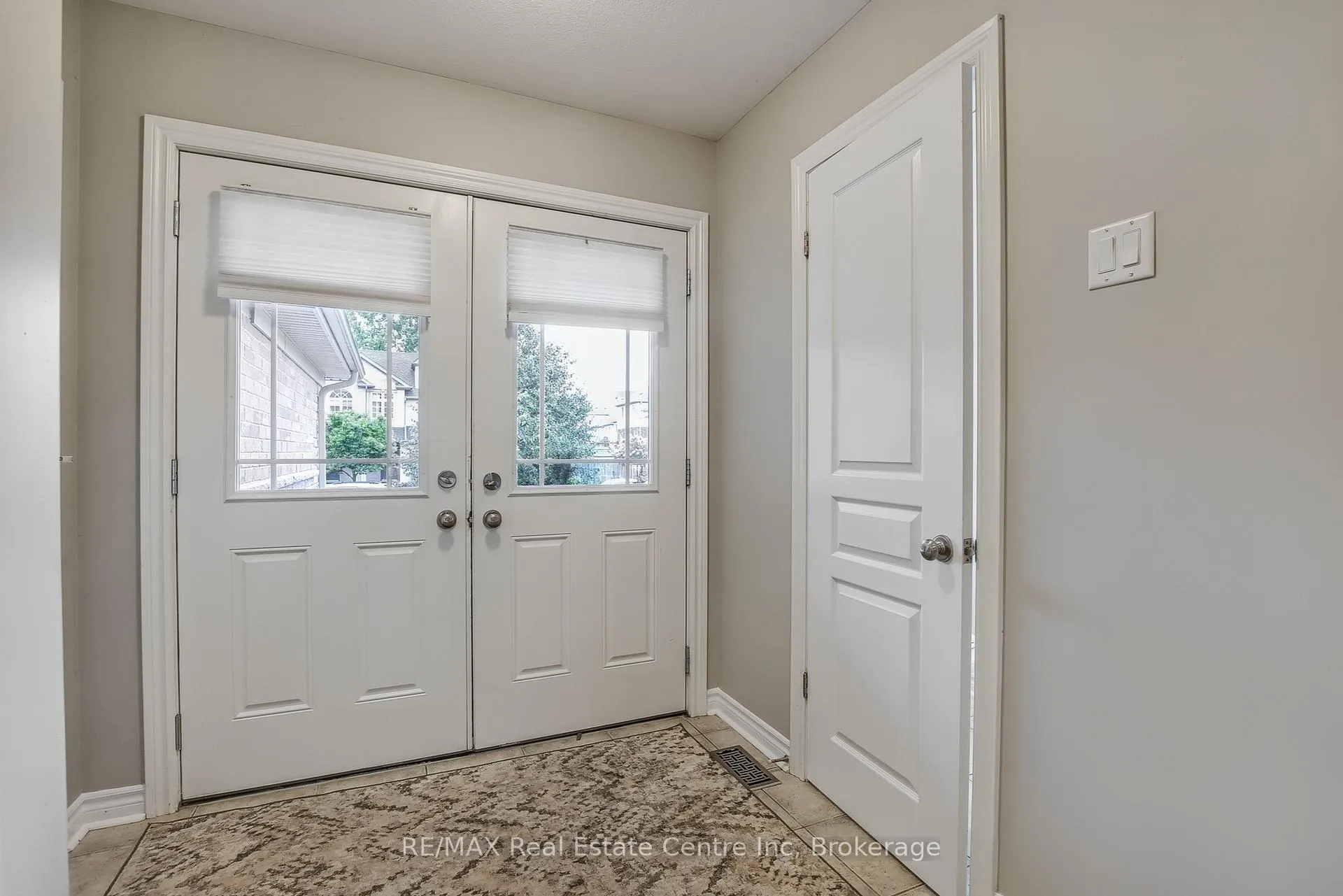 Photo 16 of 35 Revell Drive, Guelph, Clairfields/Hanlon Business Park — HOMEH