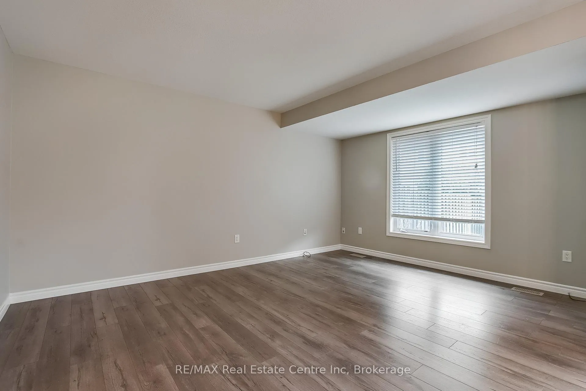 Photo 75 of 35 Revell Drive, Guelph, Clairfields/Hanlon Business Park — HOMEH