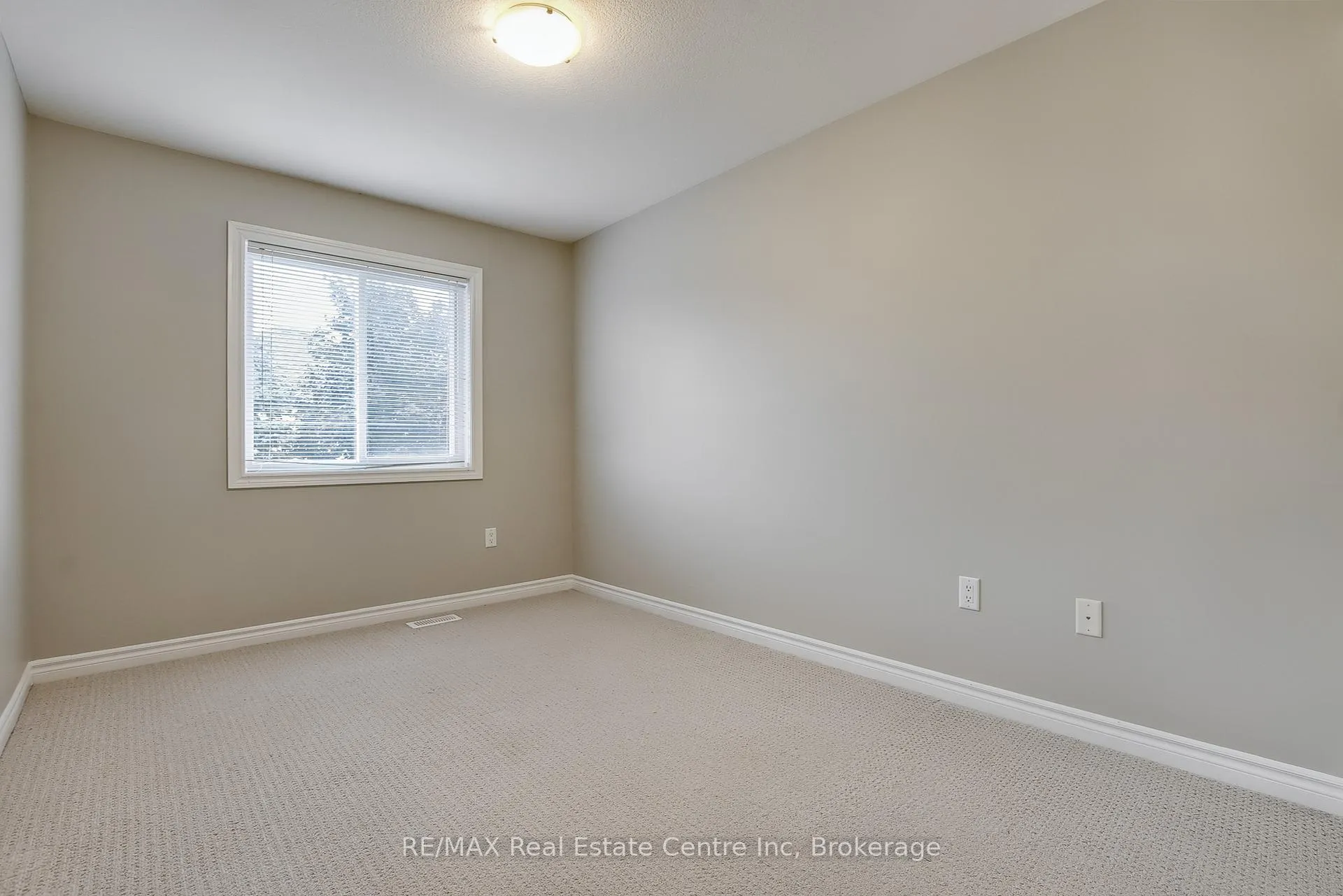Photo 101 of 35 Revell Drive, Guelph, Clairfields/Hanlon Business Park — HOMEH