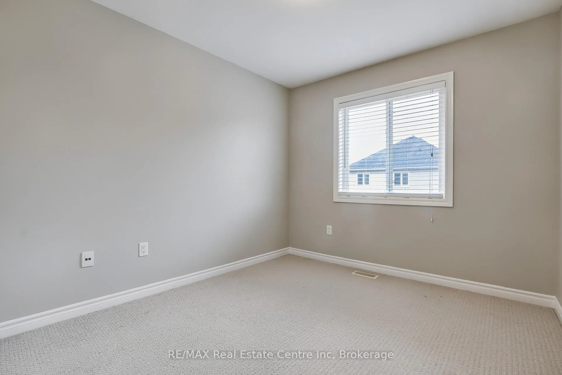 Photo 110 of 35 Revell Drive, Guelph, Clairfields/Hanlon Business Park — HOMEH