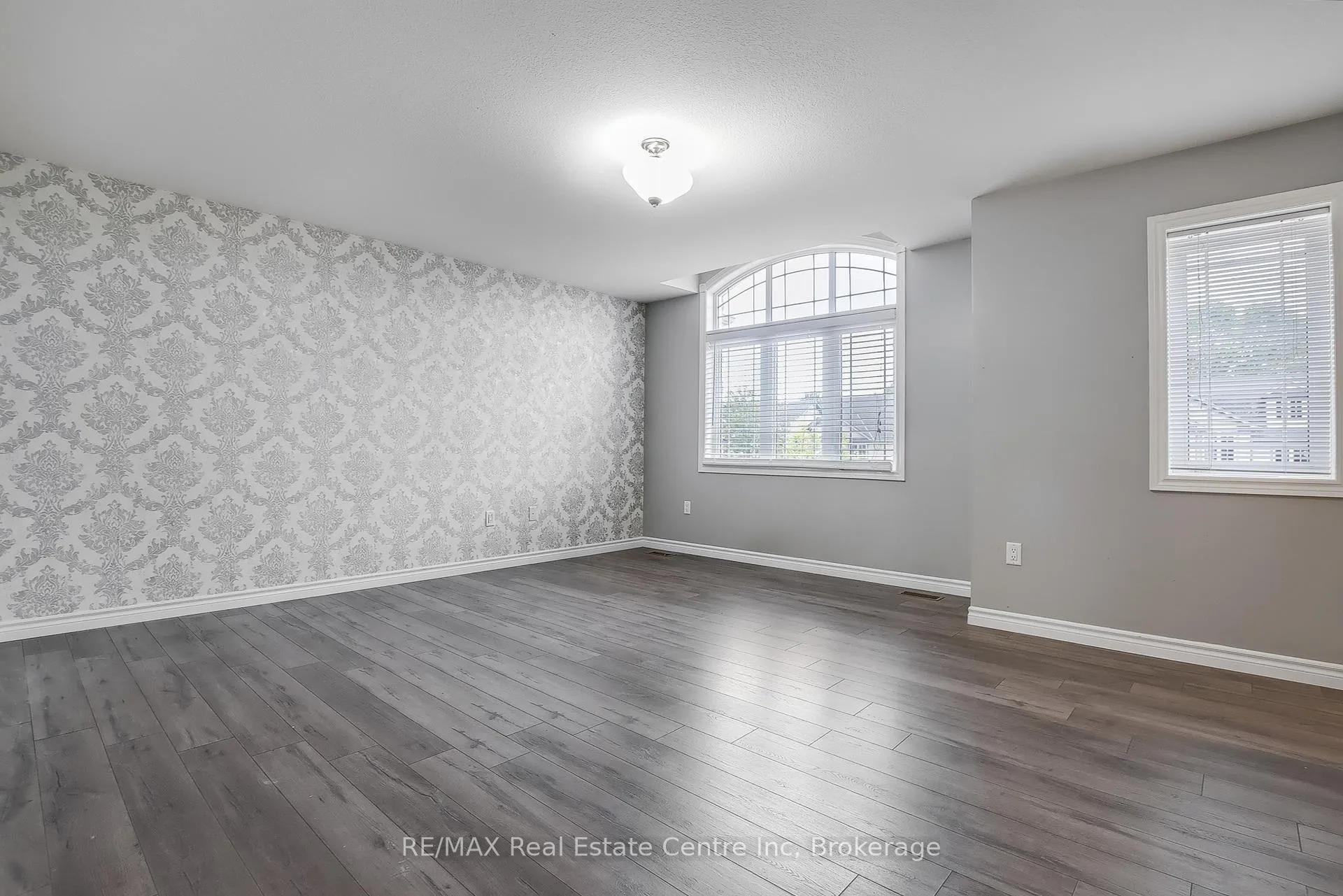 Photo 128 of 35 Revell Drive, Guelph, Clairfields/Hanlon Business Park — HOMEH