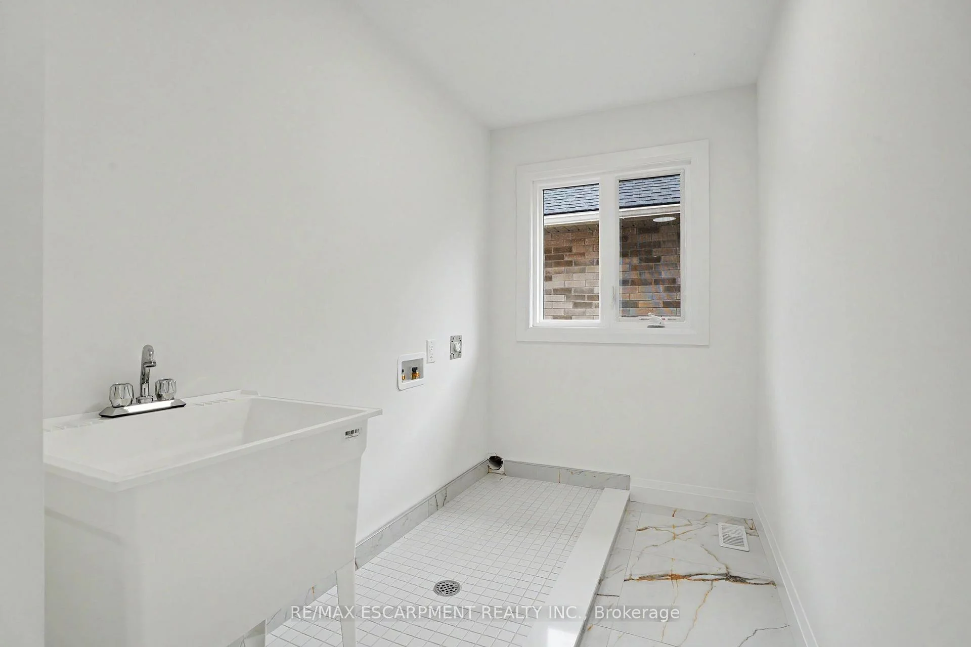 Photo 259 of 386 Southcote Road, Hamilton, Meadowlands — HOMEH
