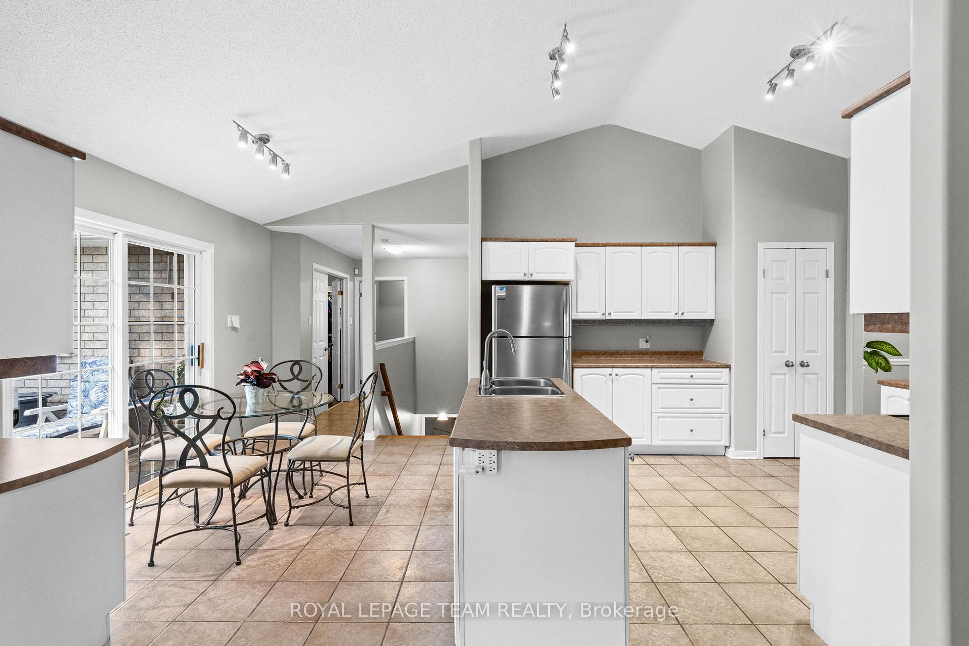 Photo 11 of 6825 Sunset Boulevard, Ottawa, Greely — HOMEH