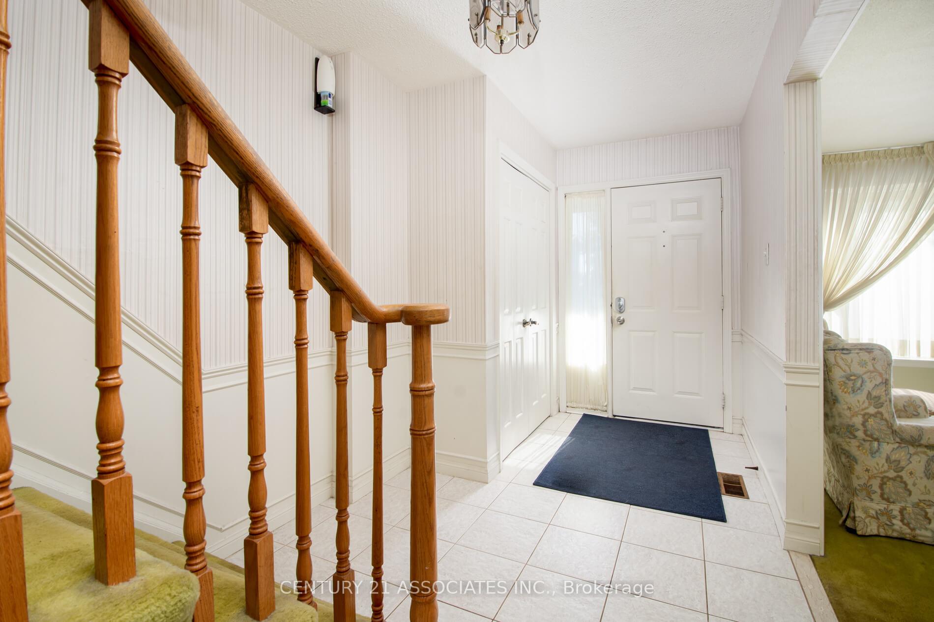 Photo 4 of 120 Elgin Drive, Brampton, Brampton South — HOMEH