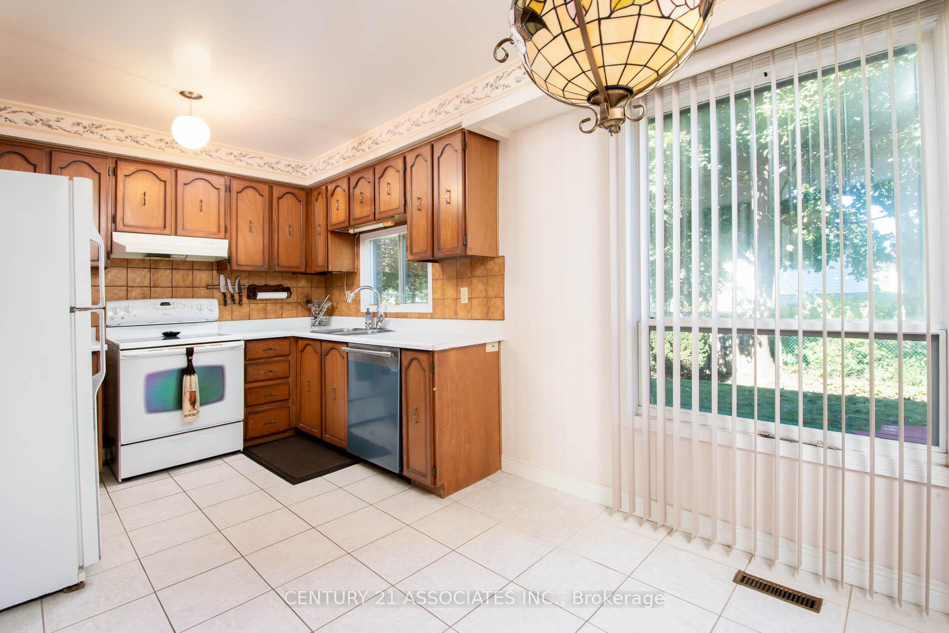 Photo 9 of 120 Elgin Drive, Brampton, Brampton South — HOMEH