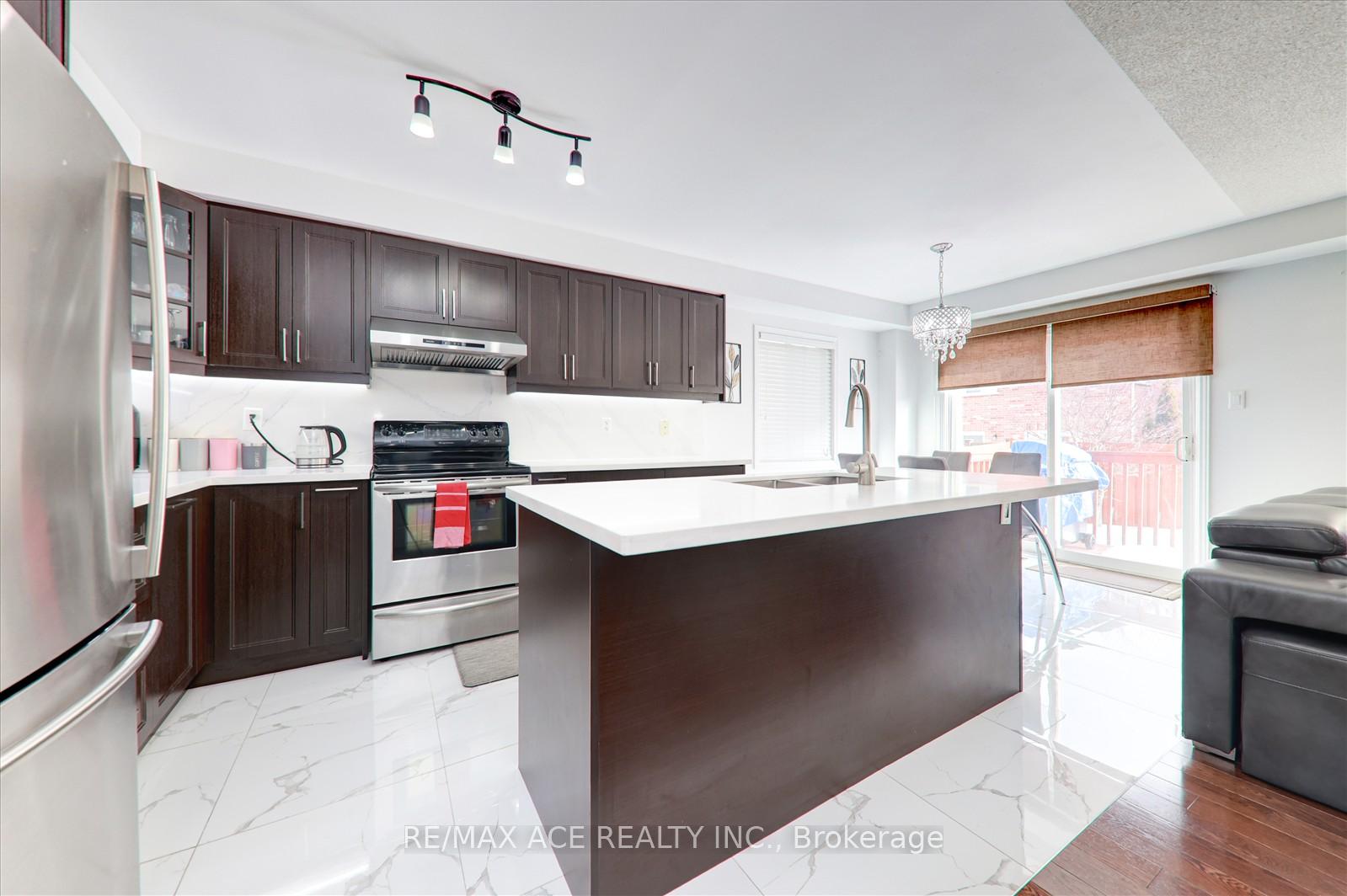Photo 9 of 35 Barden Crescent, Ajax, Northeast Ajax — HOMEH