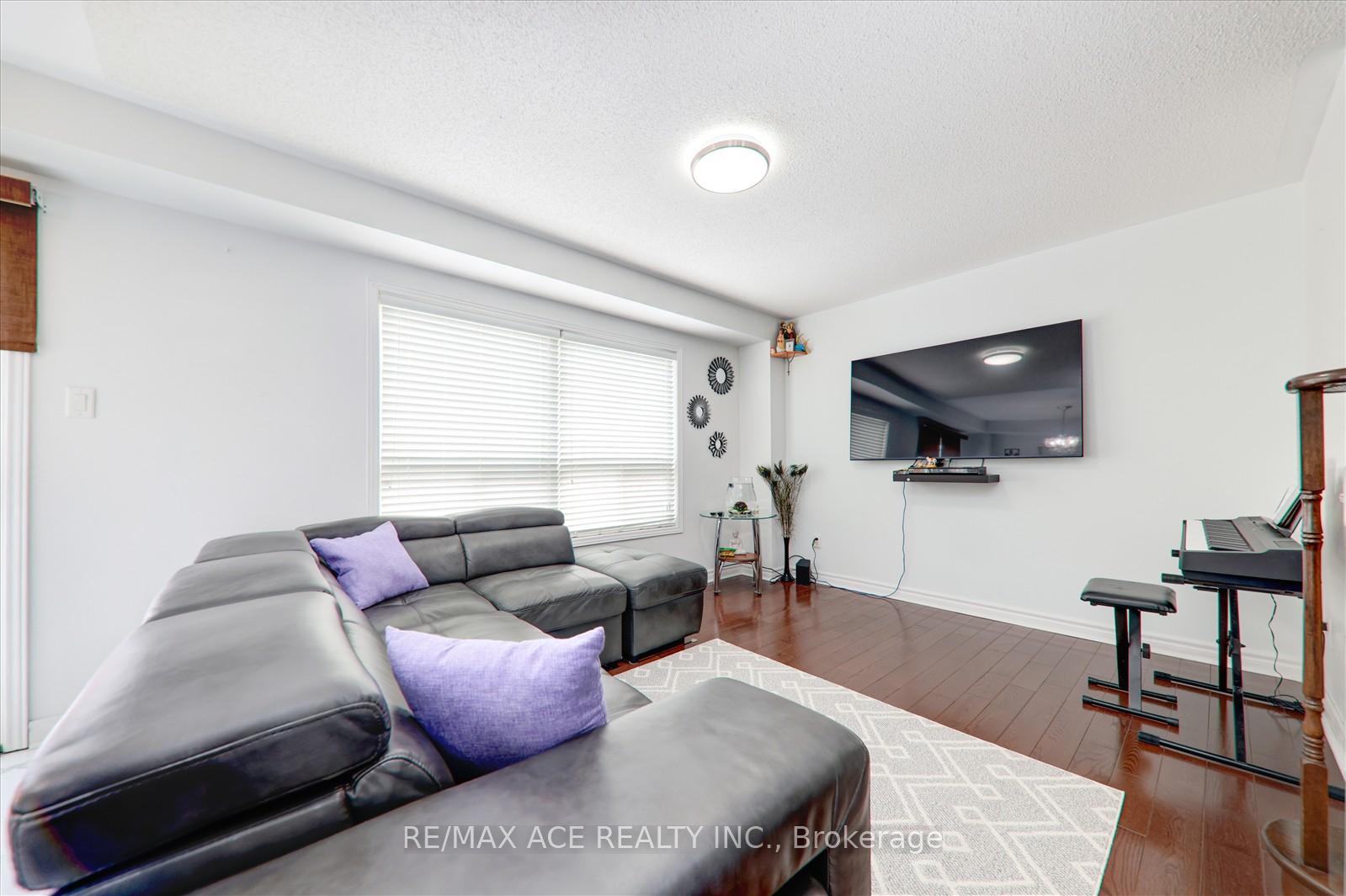 Photo 15 of 35 Barden Crescent, Ajax, Northeast Ajax — HOMEH