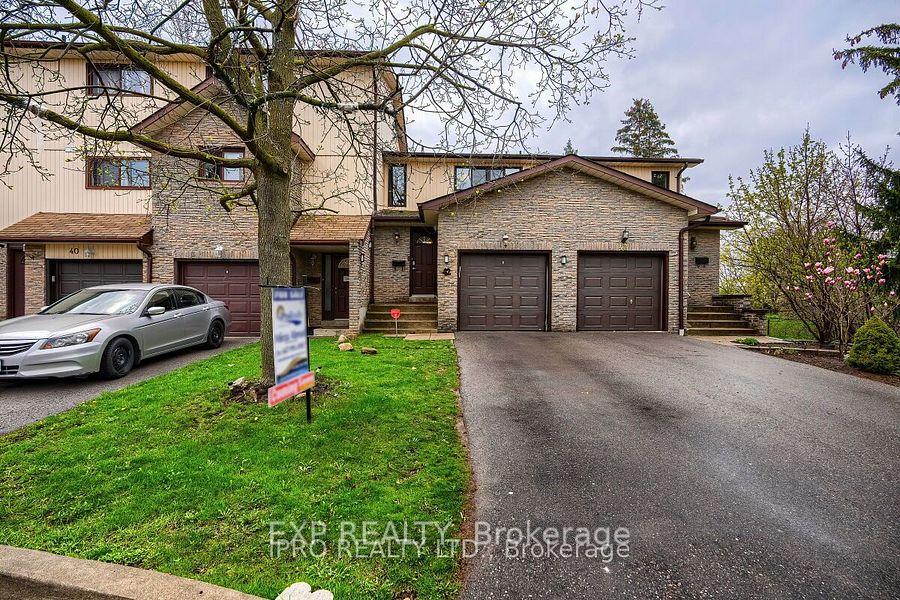 Photo 2 of 42 Dawson Crescent, Brampton, Downtown Brampton — HOMEH