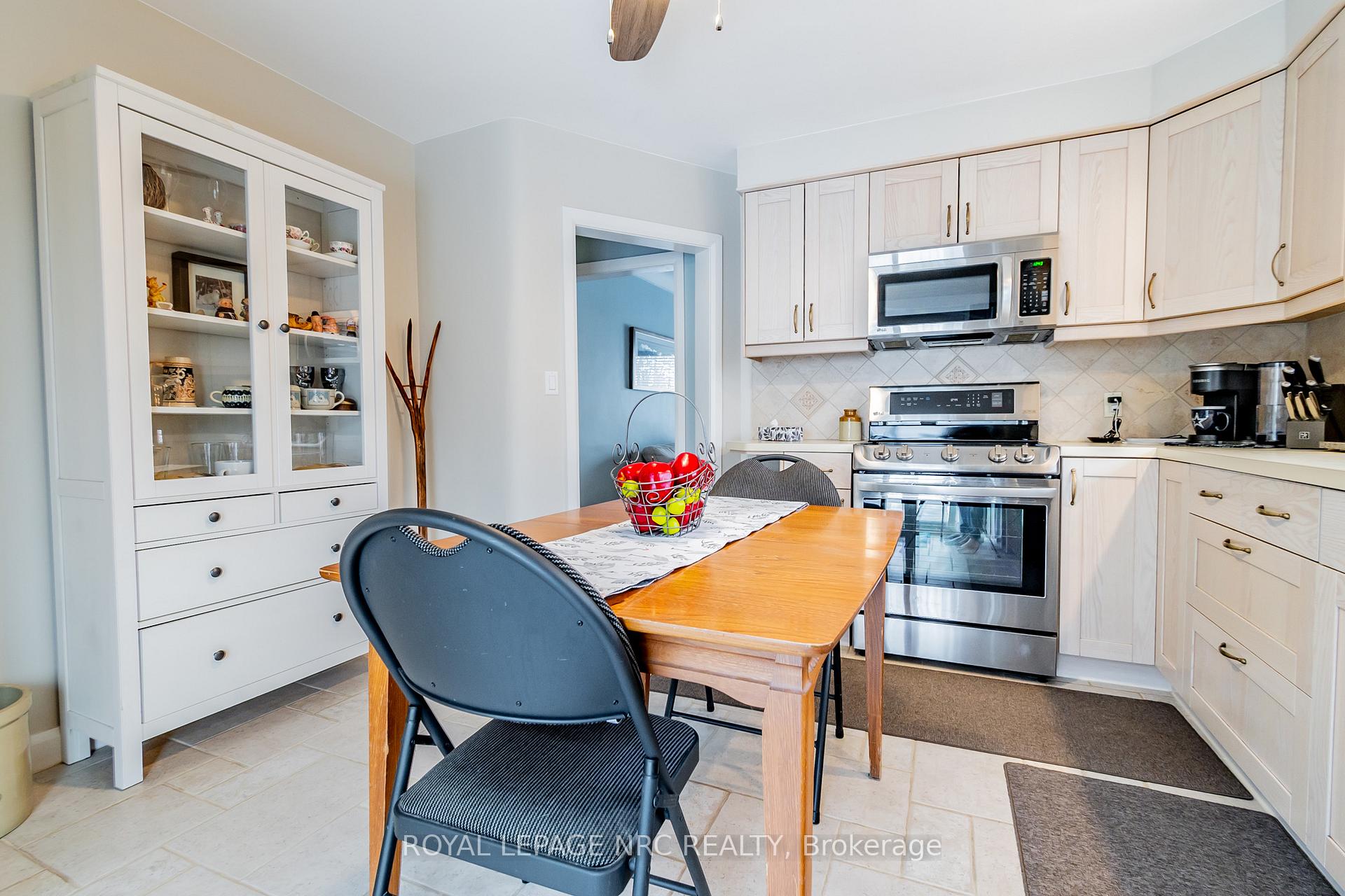 Photo 8 of 22 Brookdale Avenue, St. Catharines, Oakdale — HOMEH
