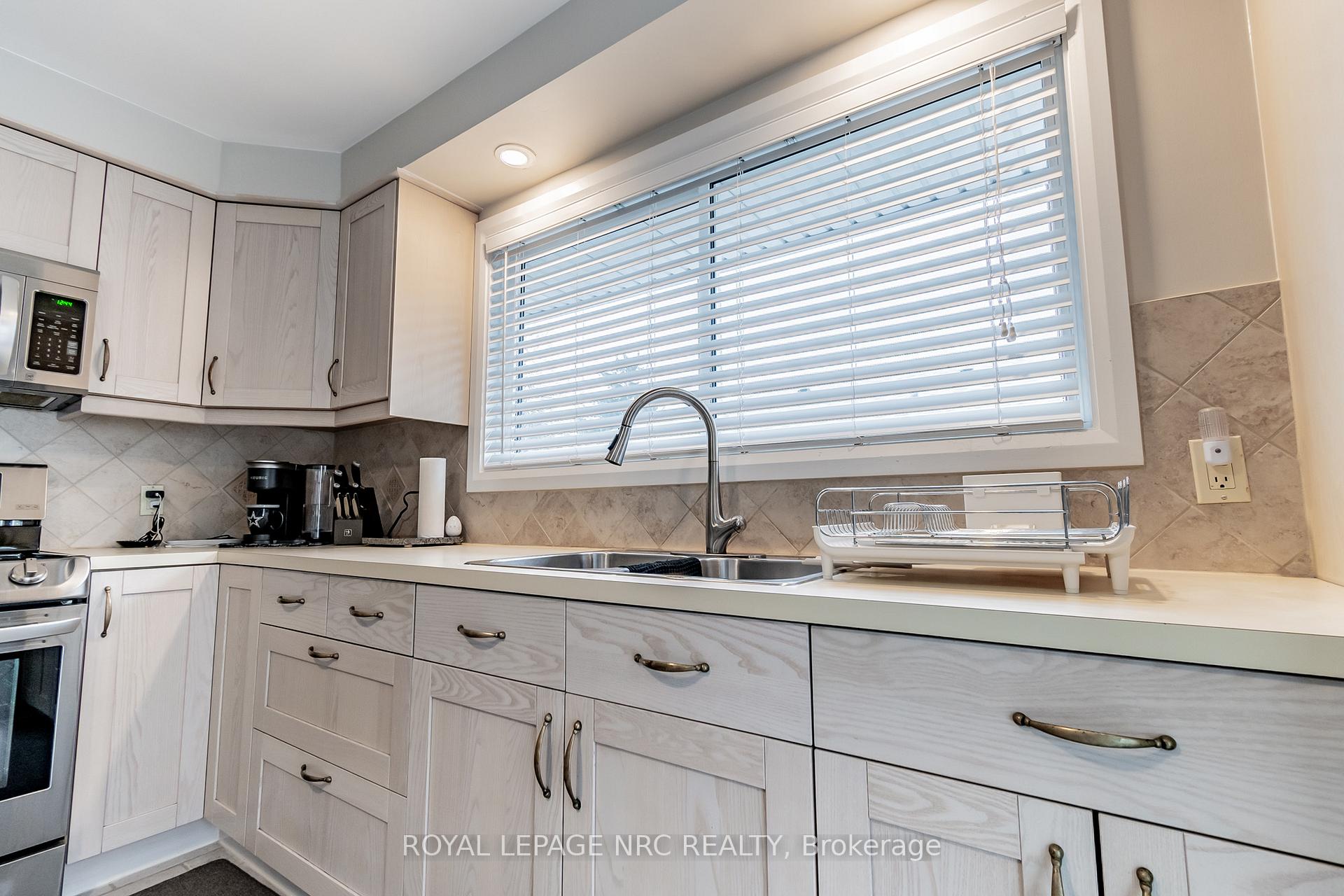 Photo 10 of 22 Brookdale Avenue, St. Catharines, Oakdale — HOMEH