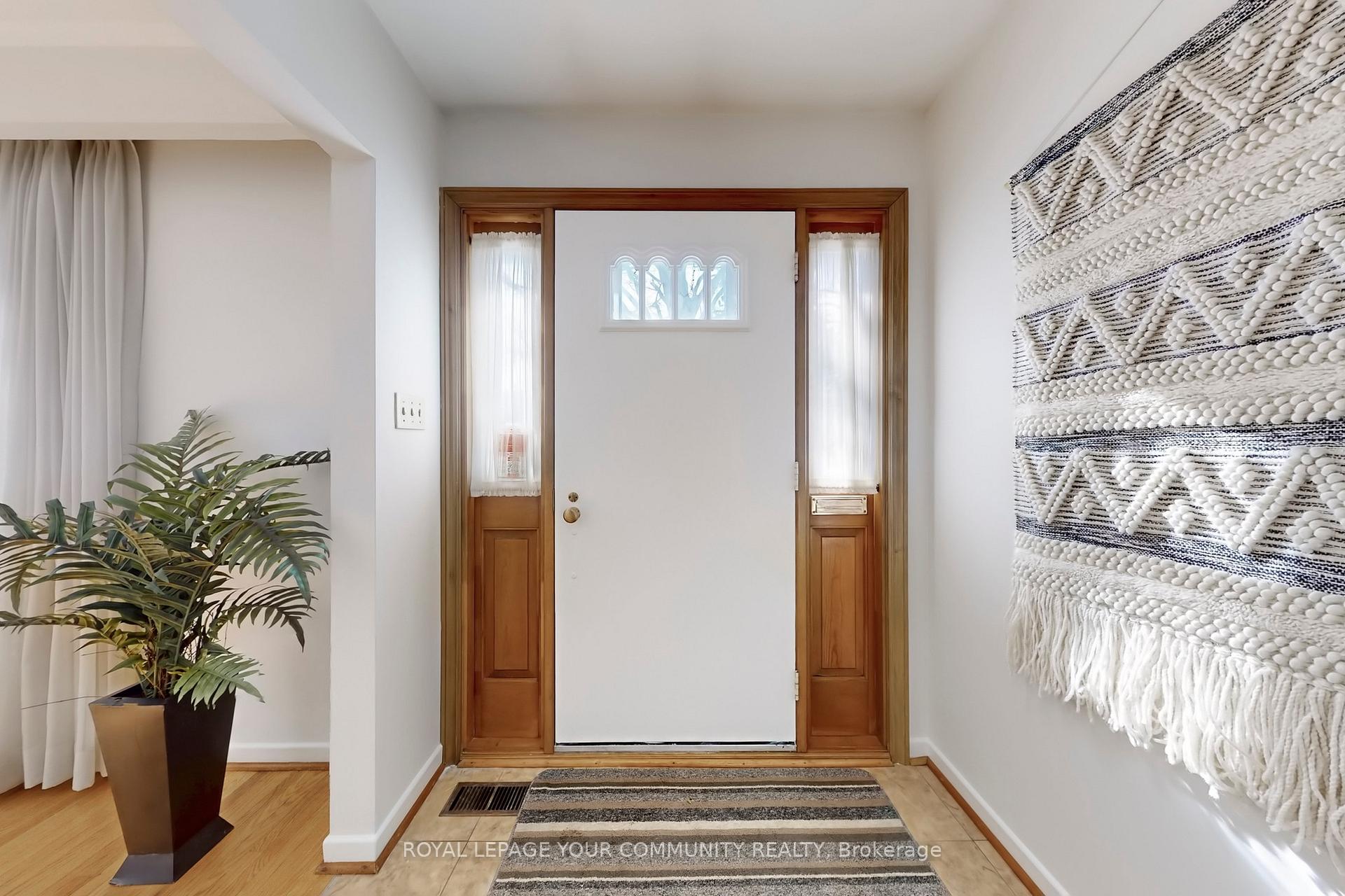 Photo 5 of 217 Bay Thorn Drive, Markham, Royal Orchard — HOMEH