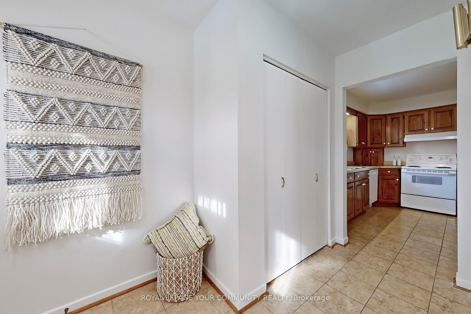 Photo 6 of 217 Bay Thorn Drive, Markham, Royal Orchard — HOMEH