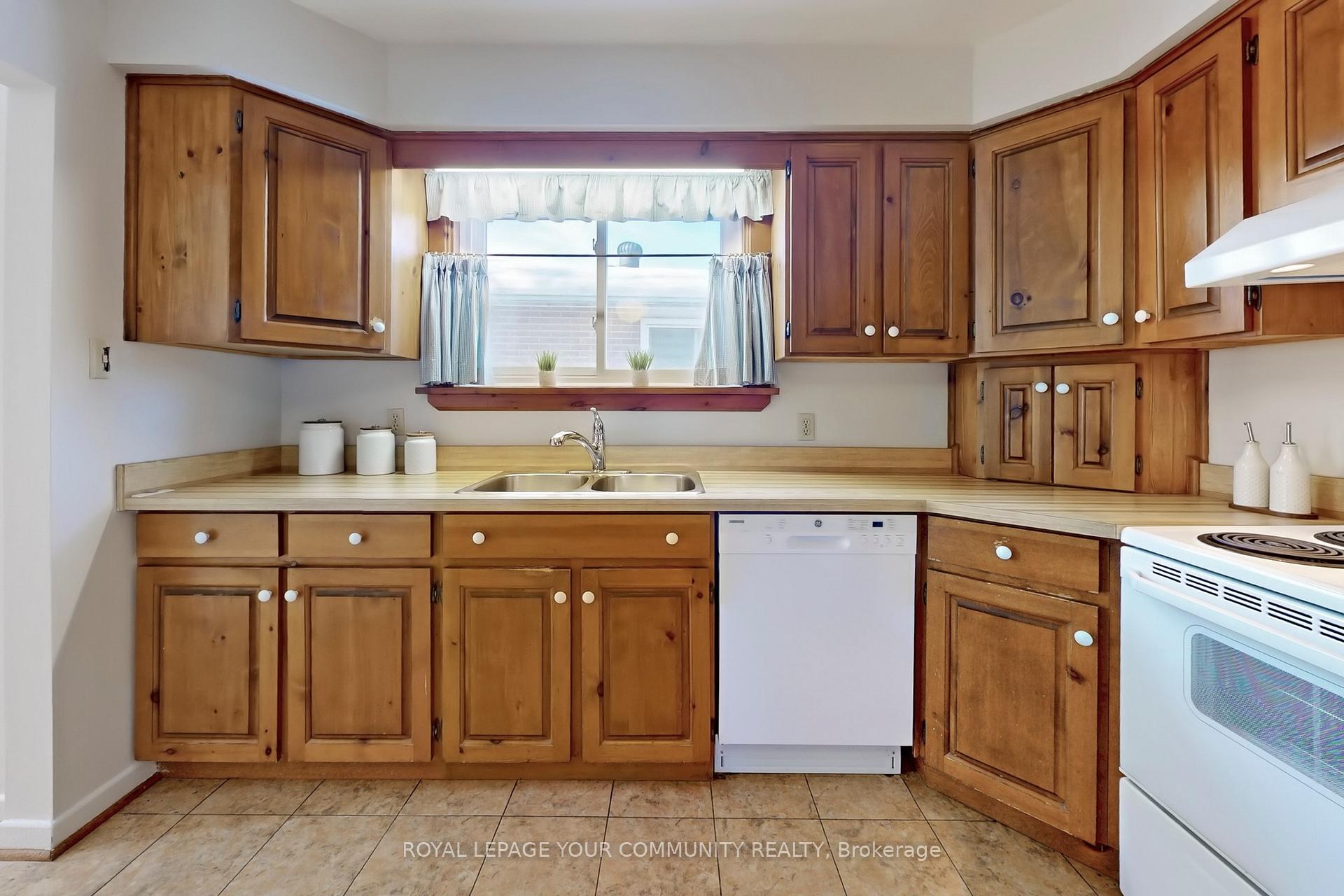 Photo 16 of 217 Bay Thorn Drive, Markham, Royal Orchard — HOMEH