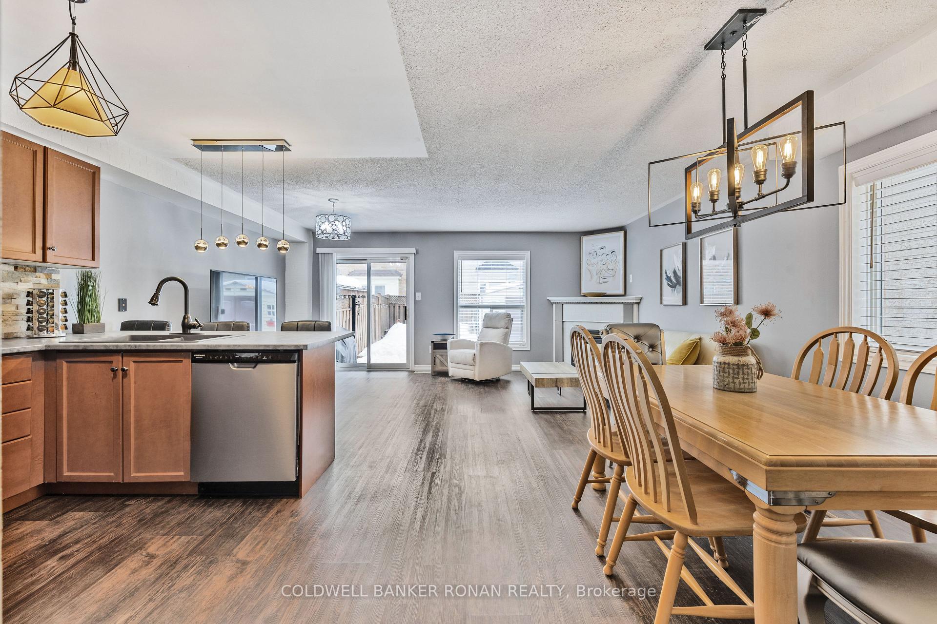 Photo 6 of 74 Gianmarco Way, Vaughan, Maple — HOMEH