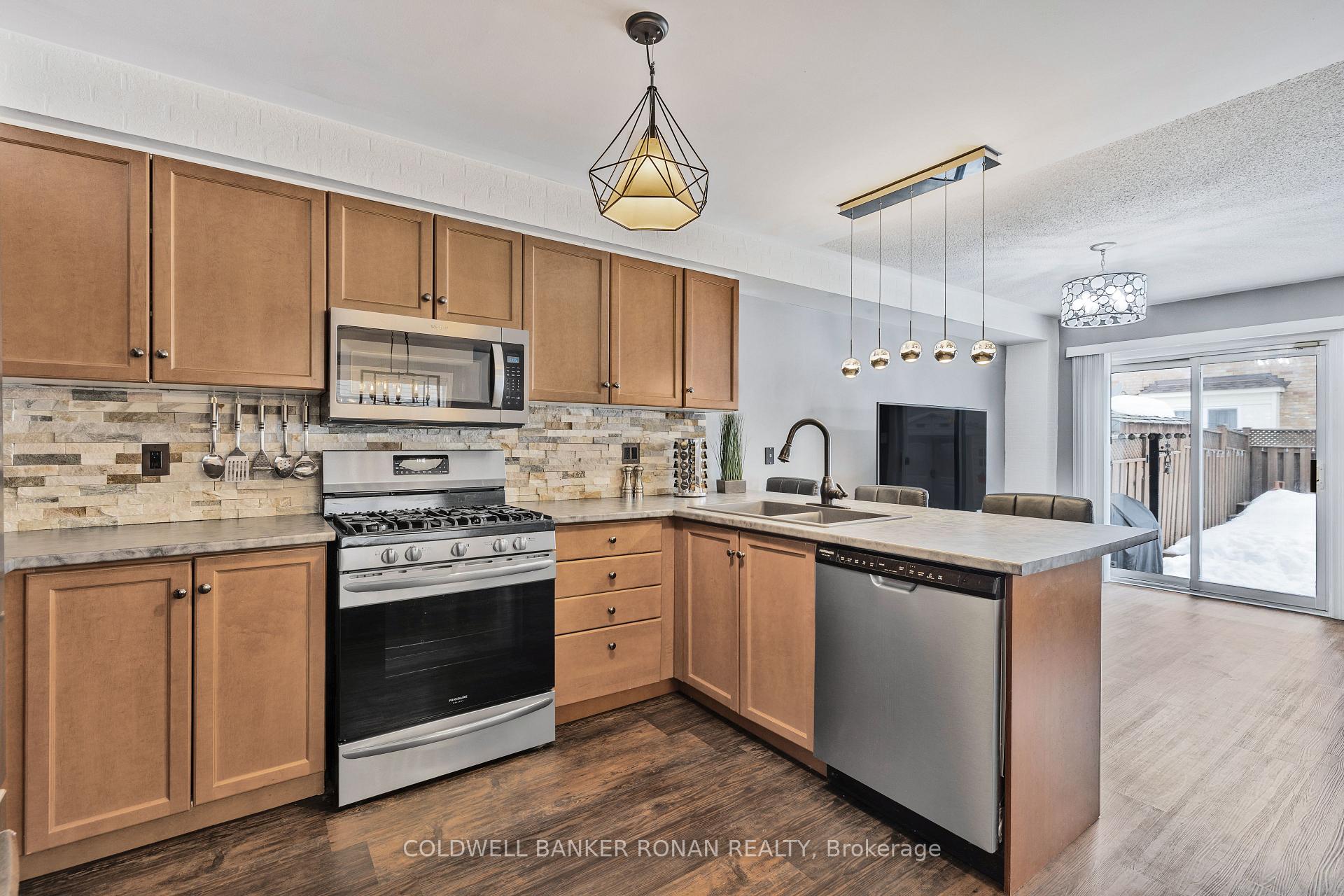 Photo 7 of 74 Gianmarco Way, Vaughan, Maple — HOMEH