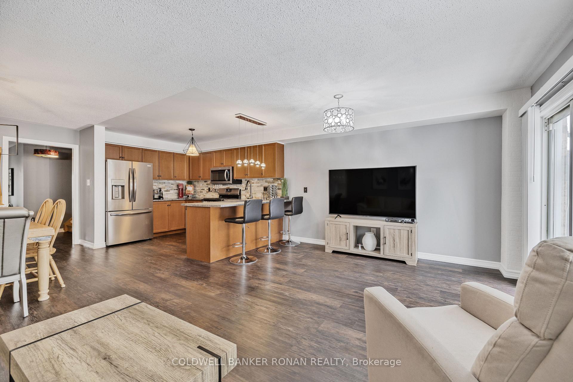 Photo 12 of 74 Gianmarco Way, Vaughan, Maple — HOMEH