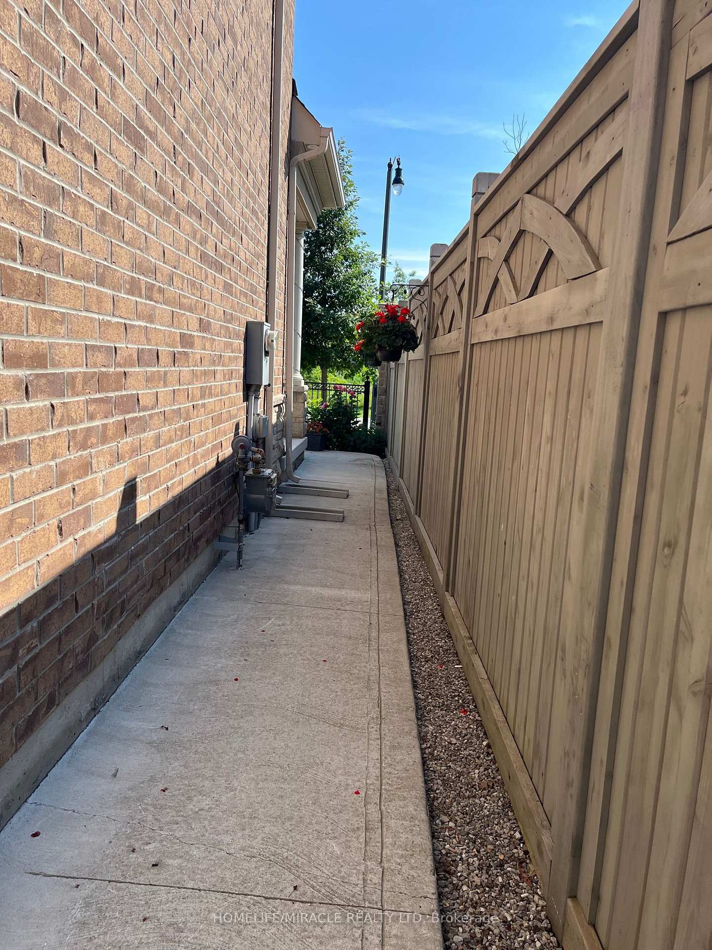 Photo 21 of 9438 Credit View Road, Brampton, Brampton West — HOMEH