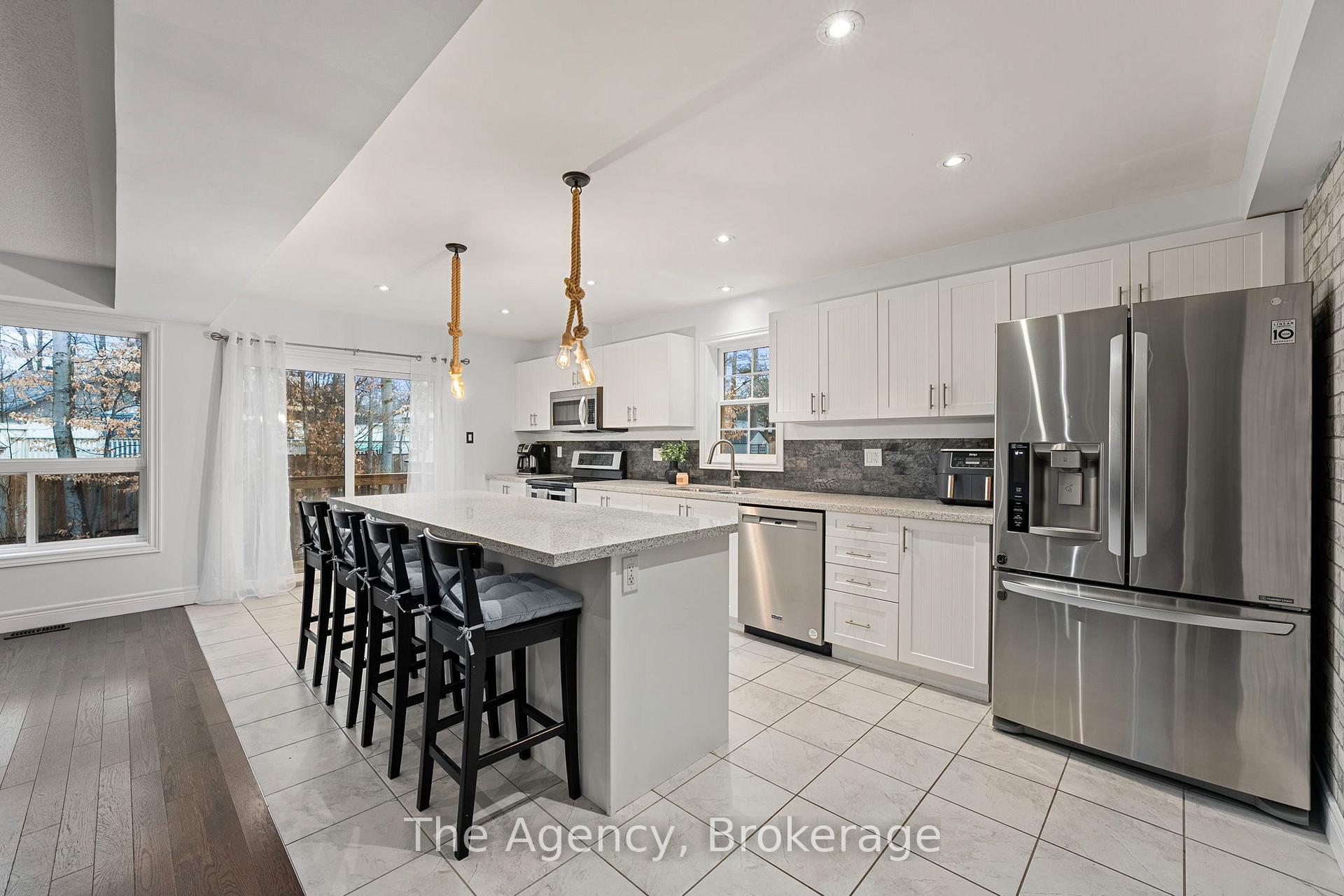 Photo 2 of 290 Pine Street, Gravenhurst, Wood (Gravenhurst) — HOMEH