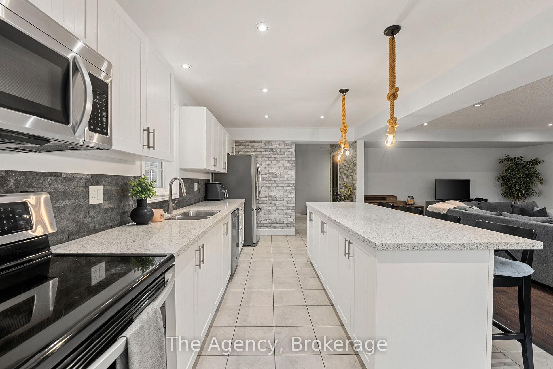 Photo 4 of 290 Pine Street, Gravenhurst, Wood (Gravenhurst) — HOMEH