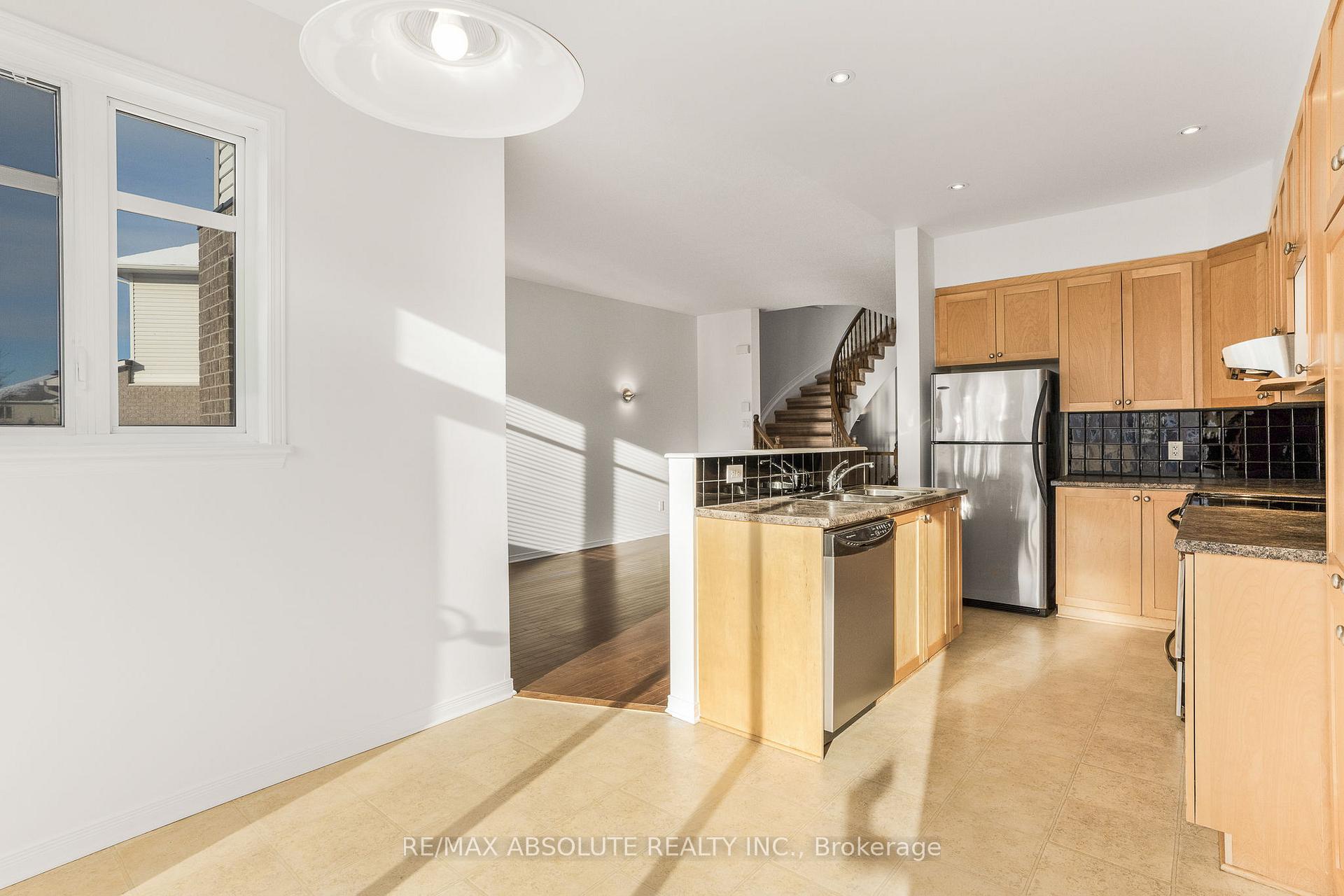 Photo 8 of 728 Nakina Way, Ottawa, Riverside South/Gloucester Glen — HOMEH