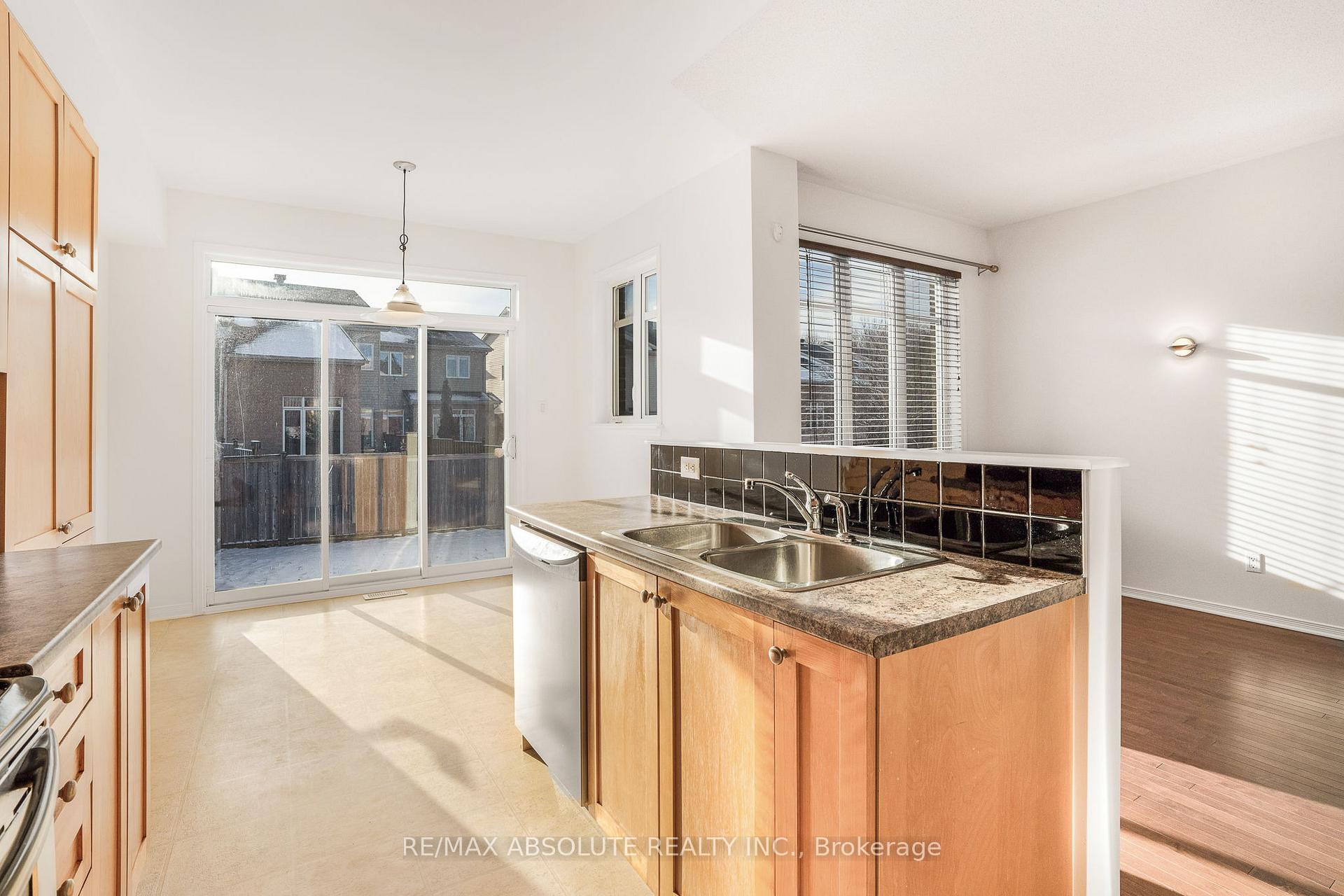 Photo 10 of 728 Nakina Way, Ottawa, Riverside South/Gloucester Glen — HOMEH