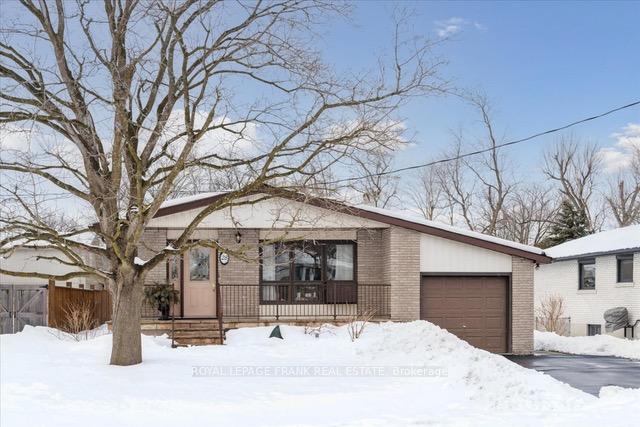 Photo 3 of 28 Third Avenue N, Uxbridge — HOMEH
