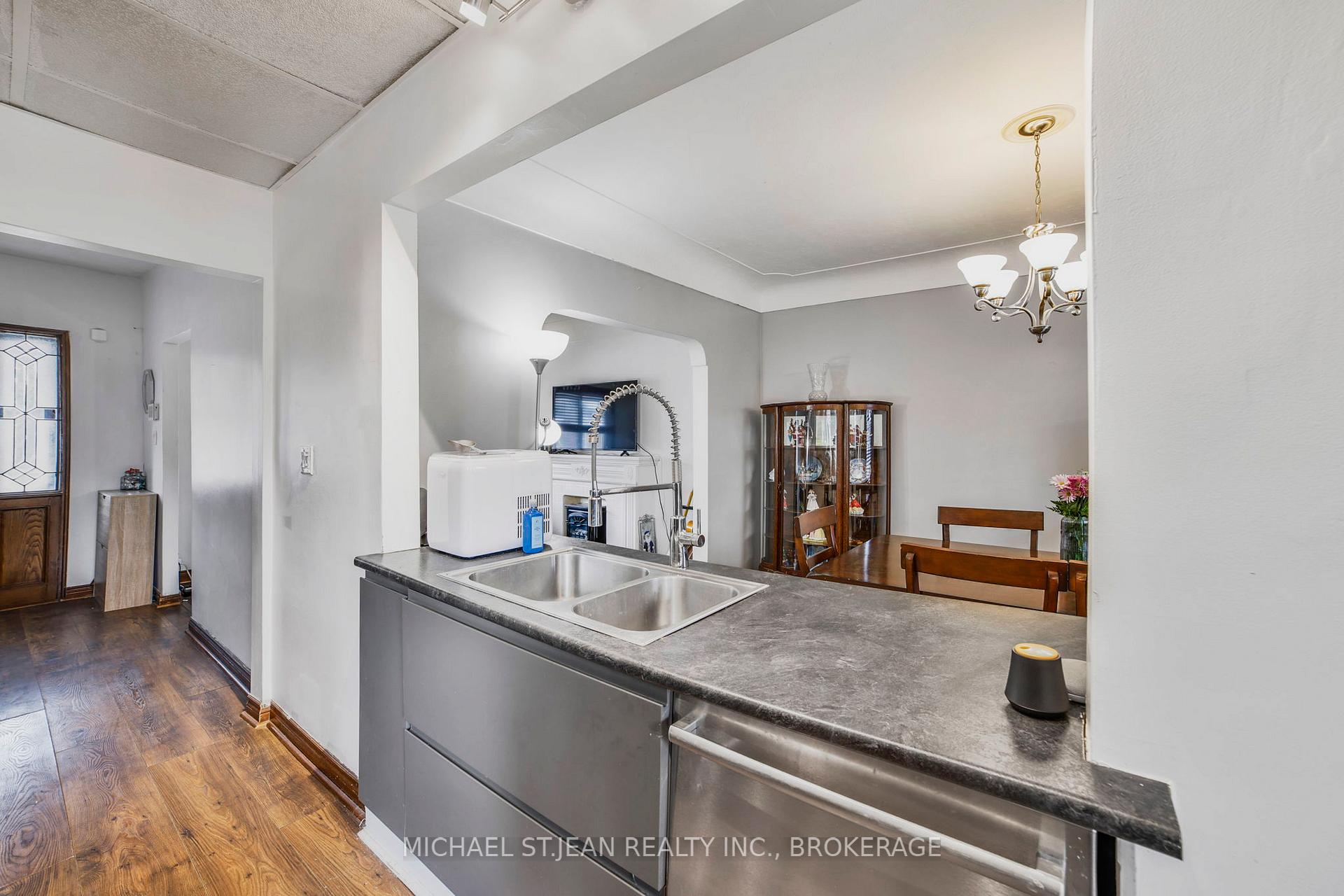 Photo 13 of 102 Balmoral Avenue N, Hamilton, Crown Point — HOMEH